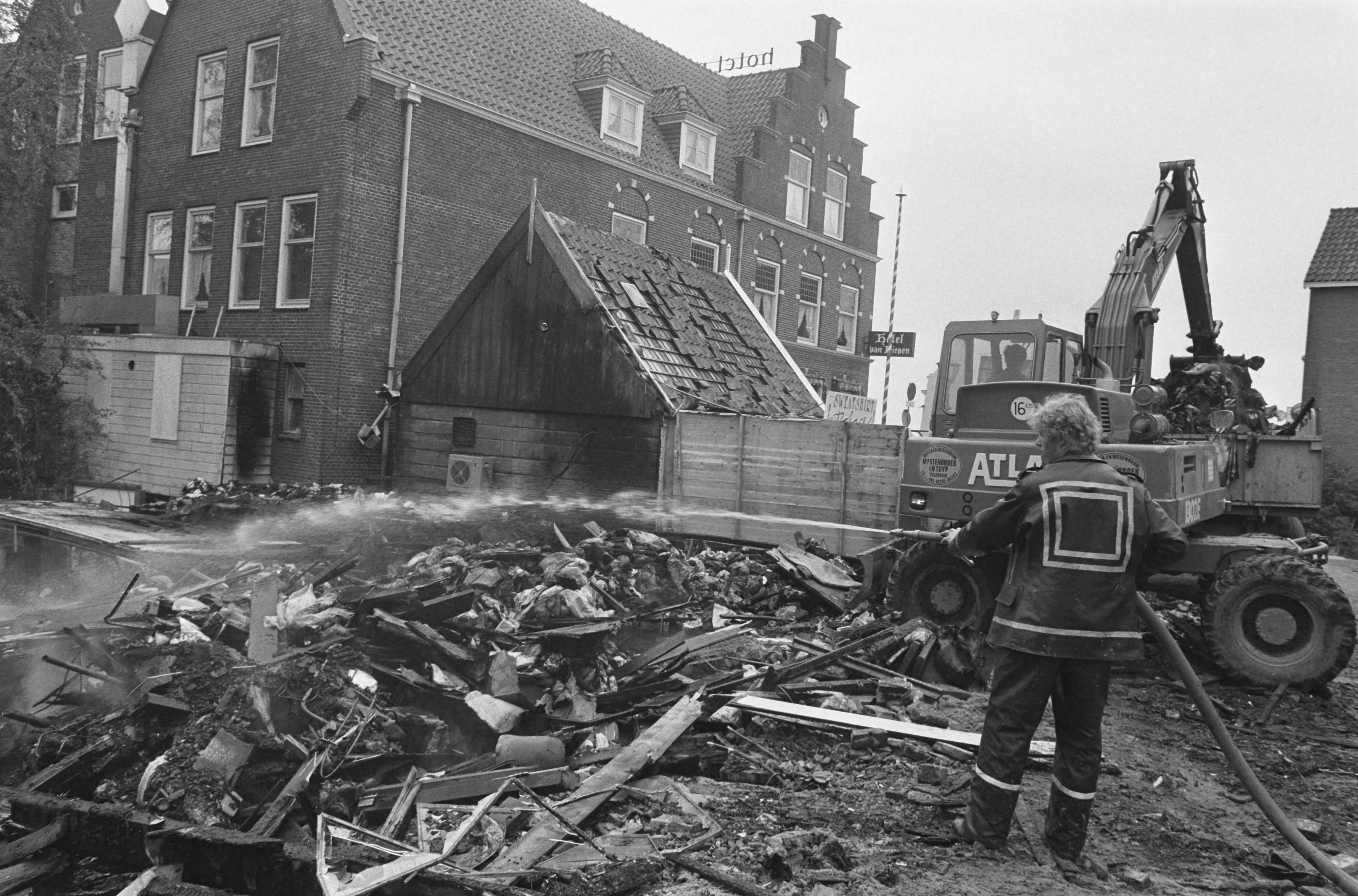Fotocollectie Anefo — Vijf huizen afgebrand in Volendam; overzicht — Foto: Bogaerts, Rob / Anefo. Licentie: Set B: Rechtenvrij / Publiek Domein. Bron: Nationaal Archief. http://hdl.handle.net/10648/ad570610-d0b4-102d-bcf8-003048976d84