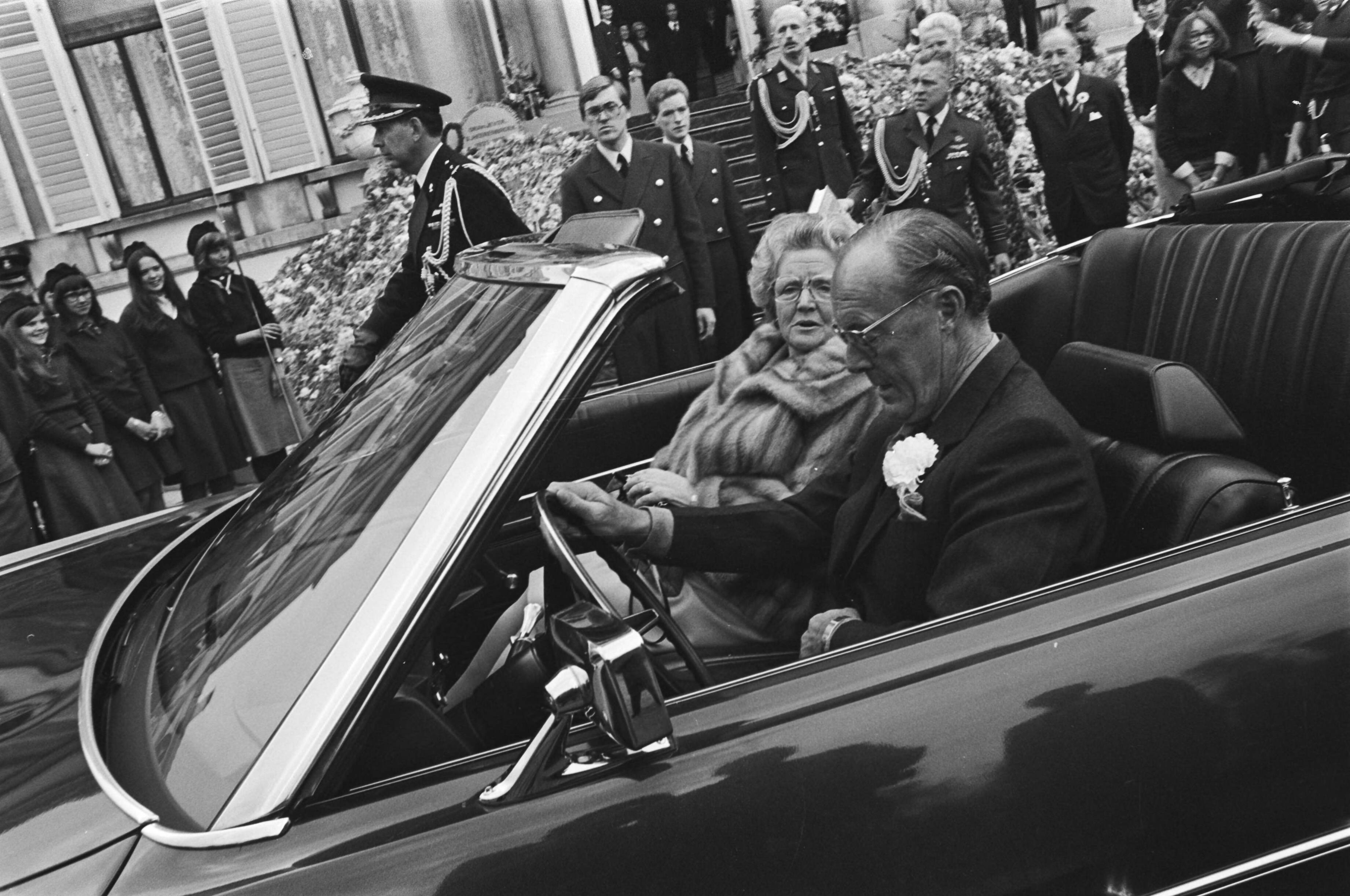 Fotocollectie Anefo — Defile Soestdijk; Bernhard achter stuur auto met Juliana afloop defile — Foto: Mieremet, Rob / Anefo. Licentie: Set B: Rechtenvrij / Publiek Domein. Bron: Nationaal Archief. http://hdl.handle.net/10648/ac828340-d0b4-102d-bcf8-003048976d84