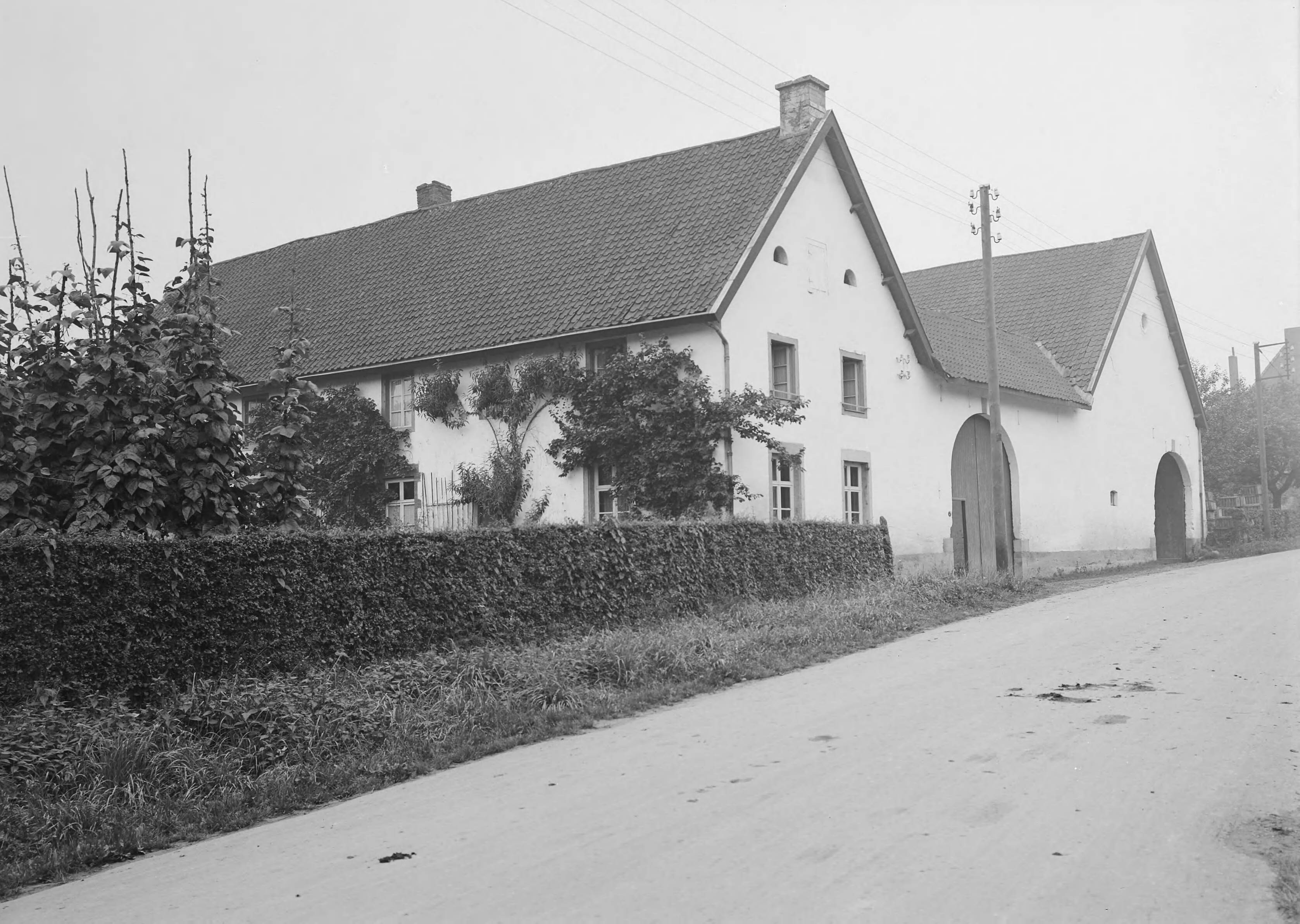 Fotocollectie Nederlandse Heidemaatschappij — Limburgse boerderij onder Schin op Geul — Foto: Fotograaf Onbekend / Heidemij. Licentie: Set B: Rechtenvrij / Publiek Domein. Bron: Nationaal Archief. http://hdl.handle.net/10648/ae601b32-d0b4-102d-bcf8-003048976d84