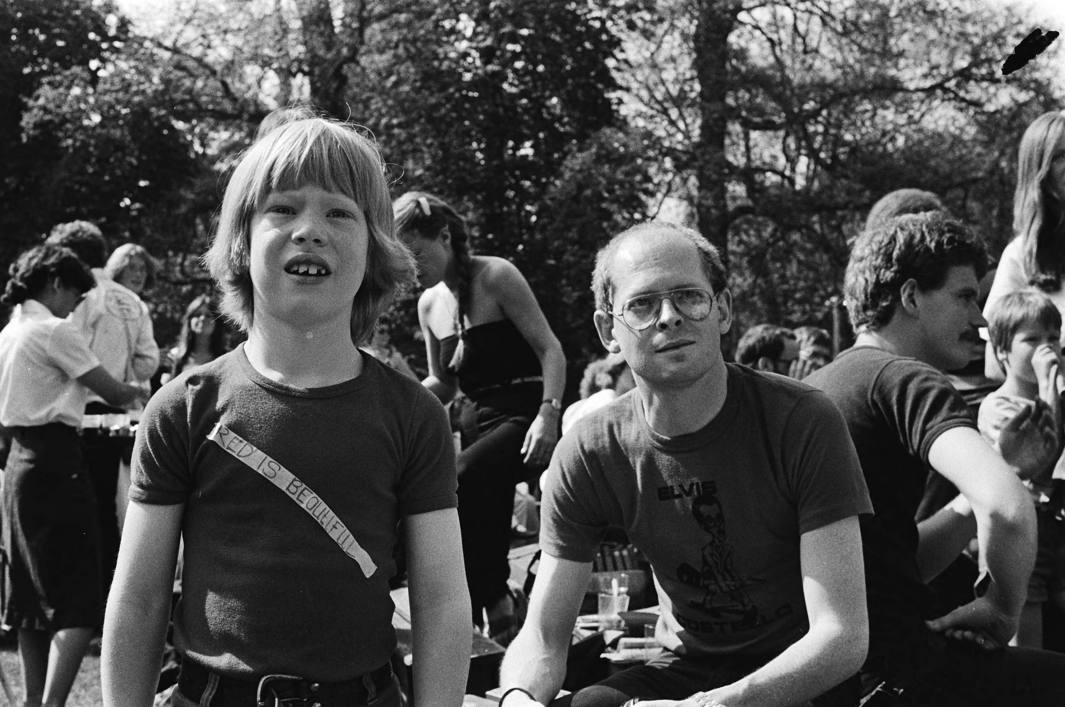 Dag voor roodharigen van de VPRO radio in Baarn — Enkele roodharigen op de landdag — Foto: Dijk, Hans van / Anefo. Licentie: Set B: Rechtenvrij / Publiek Domein. Bron: Nationaal Archief. http://hdl.handle.net/10648/acca2b0a-d0b4-102d-bcf8-003048976d84
