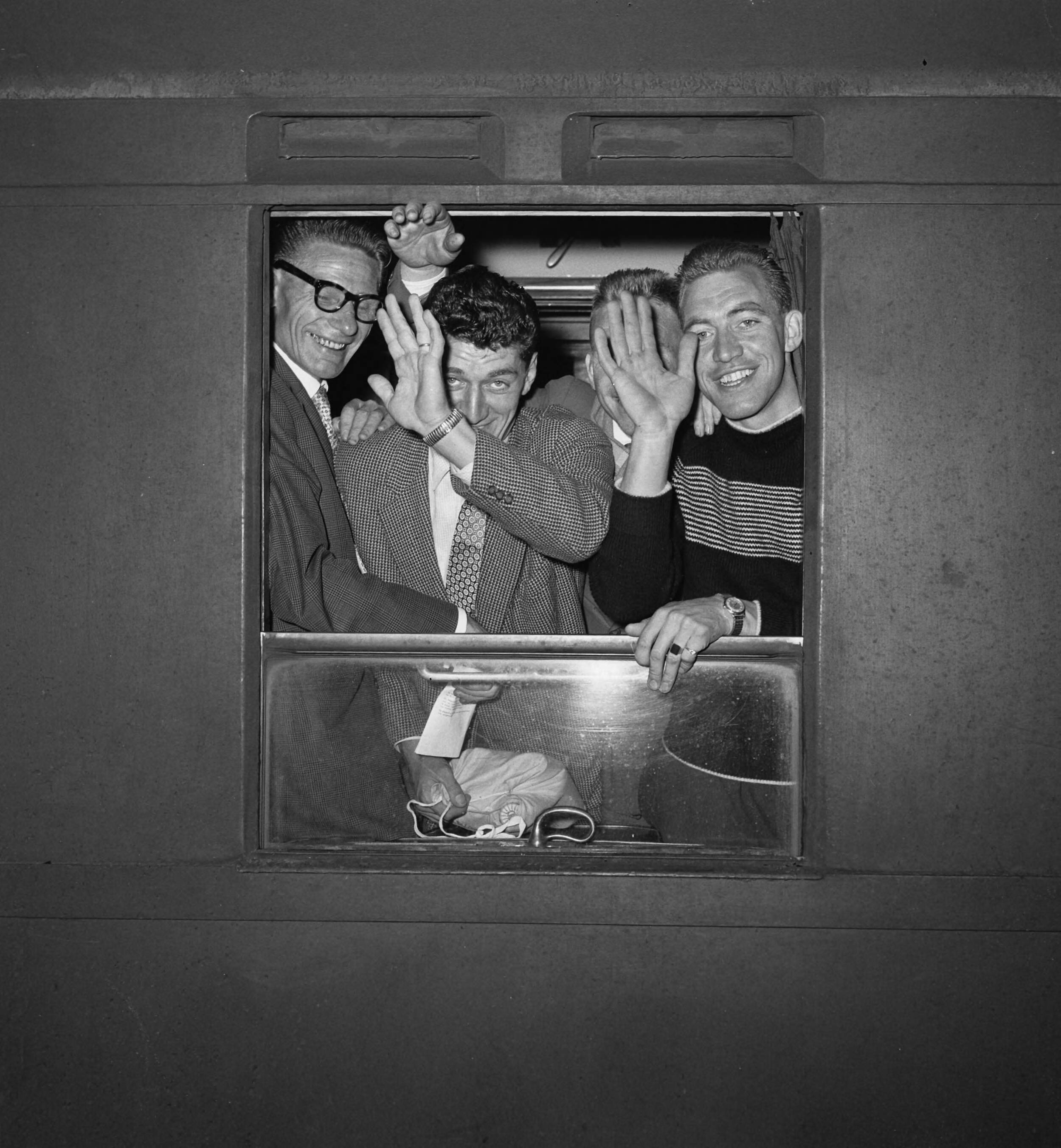 Fotocollectie Anefo — Vertrek wielrenners voor Ronde van Europa vanaf Utrecht CS. Vlnr. ploegleider Klaas Buckly, Daaf Janbroers en Adrie van Steenderen — Foto: Behrens, Herbert F. / Anefo. Licentie: Set B: Rechtenvrij / Publiek Domein. Bron: Nationaal Archief. http://hdl.handle.net/10648/a94cb830-d0b4-102d-bcf8-003048976d84