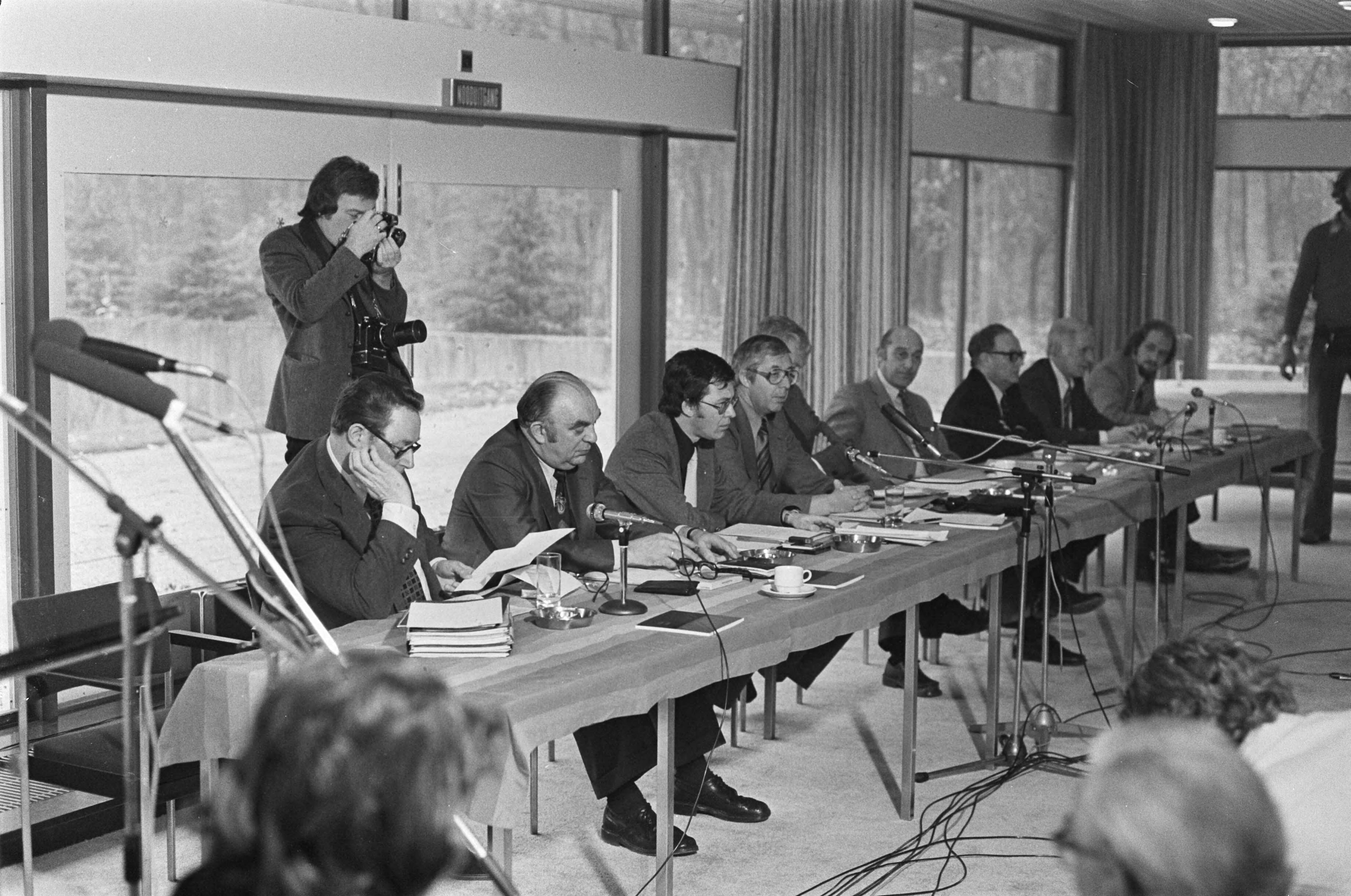 Fotocollectie Anefo — Vergadering sectie betaald voetbal KNVB in Zeist; overzicht bestuurstafel — Foto: Peters, Hans / Anefo. Licentie: Set B: Rechtenvrij / Publiek Domein. Bron: Nationaal Archief. http://hdl.handle.net/10648/ac77255e-d0b4-102d-bcf8-003048976d84