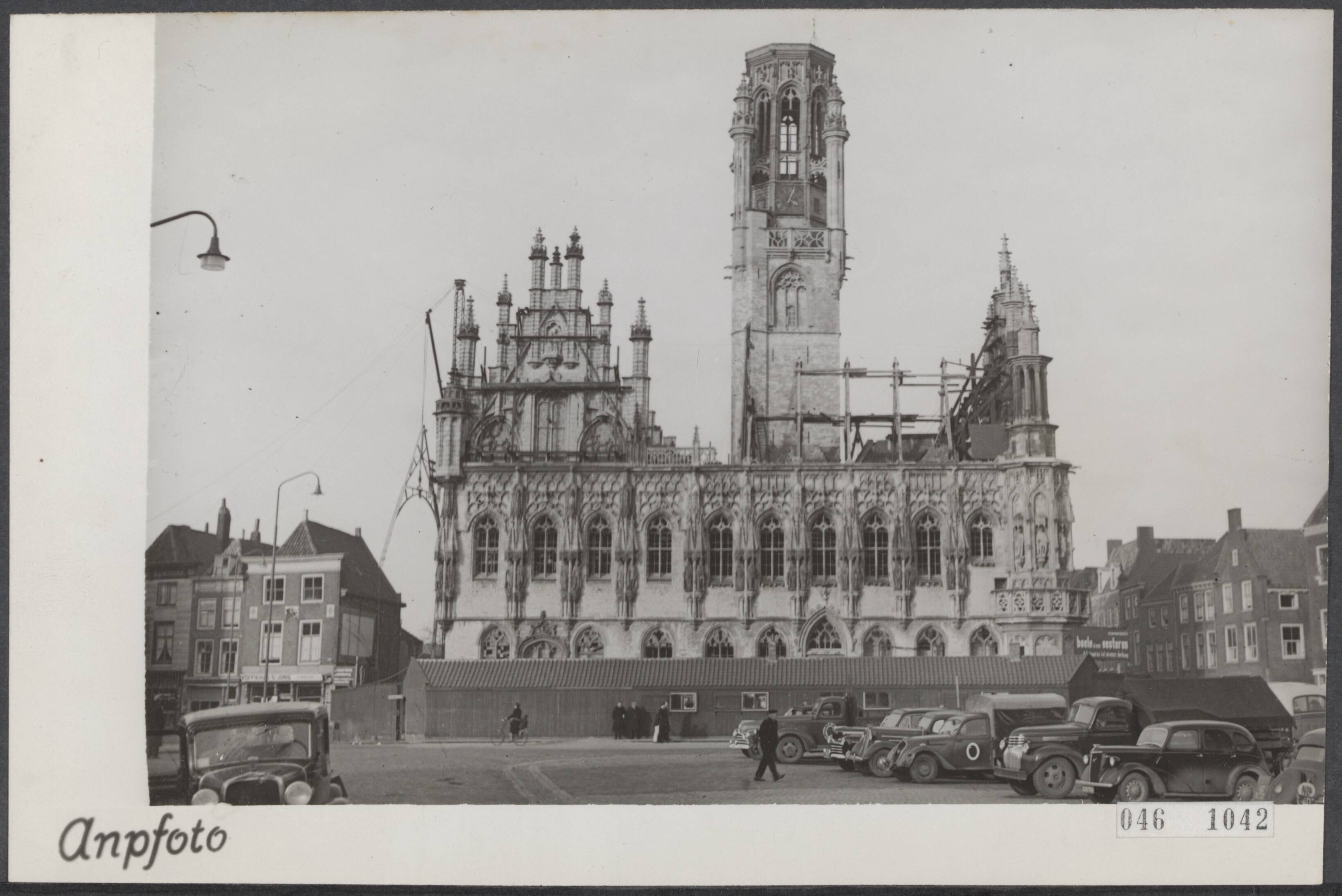 Fotocollectie Elsevier Binnenland — De wederopbouw van het stadhuis te Middelburg. De opbouw van de dakbedekking — Foto: ANP / RVD of rechtenvrij. Licentie: Set B: Rechtenvrij / Publiek Domein. Bron: Nationaal Archief. http://hdl.handle.net/10648/adfeb108-d0b4-102d-bcf8-003048976d84