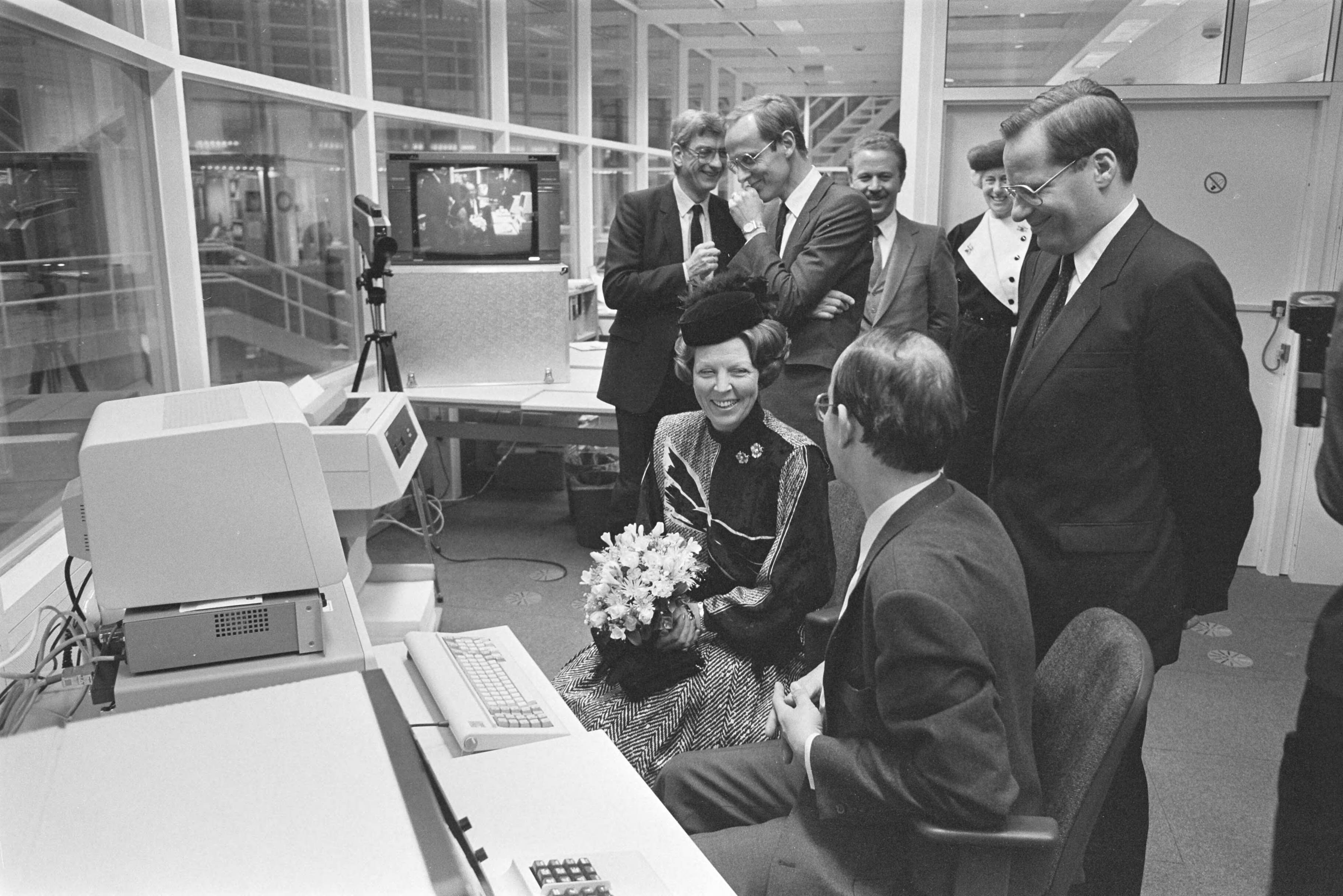 Fotocollectie Anefo — Beatrix opent het nieuwe Ministerie van O&W in Zoetermeer; Beatrix achter de computer, minister Deetman en min. Winsemius — Foto: Croes, Rob C. / Anefo. Licentie: Set B: Rechtenvrij / Publiek Domein. Bron: Nationaal Archief. http://hdl.handle.net/10648/ad41c19c-d0b4-102d-bcf8-003048976d84
