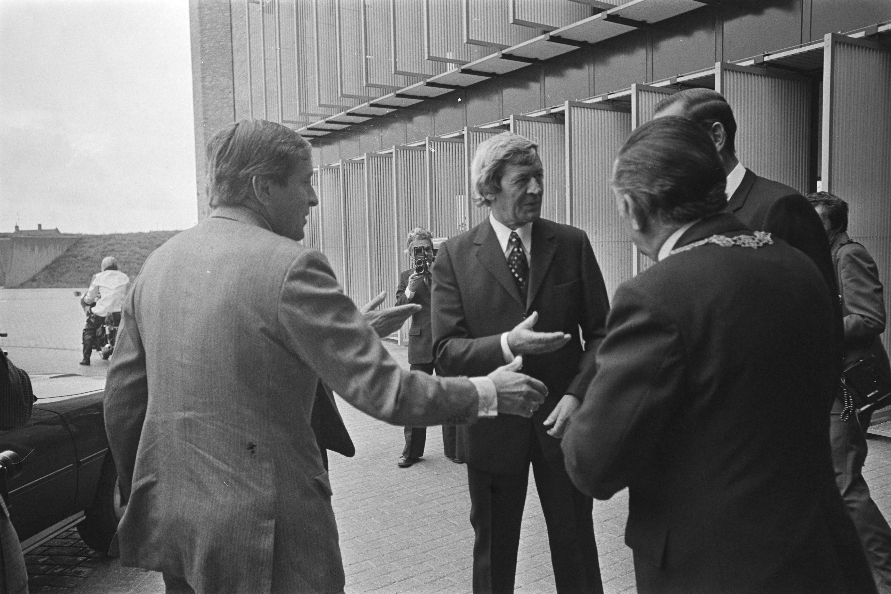Fotocollectie Anefo — Prins Claus opent Cooperatieve Vereniging Suiker Unie Breda, begroeting — Foto: Peters, Hans / Anefo. Licentie: Set B: Rechtenvrij / Publiek Domein. Bron: Nationaal Archief. http://hdl.handle.net/10648/ac8b6c80-d0b4-102d-bcf8-003048976d84