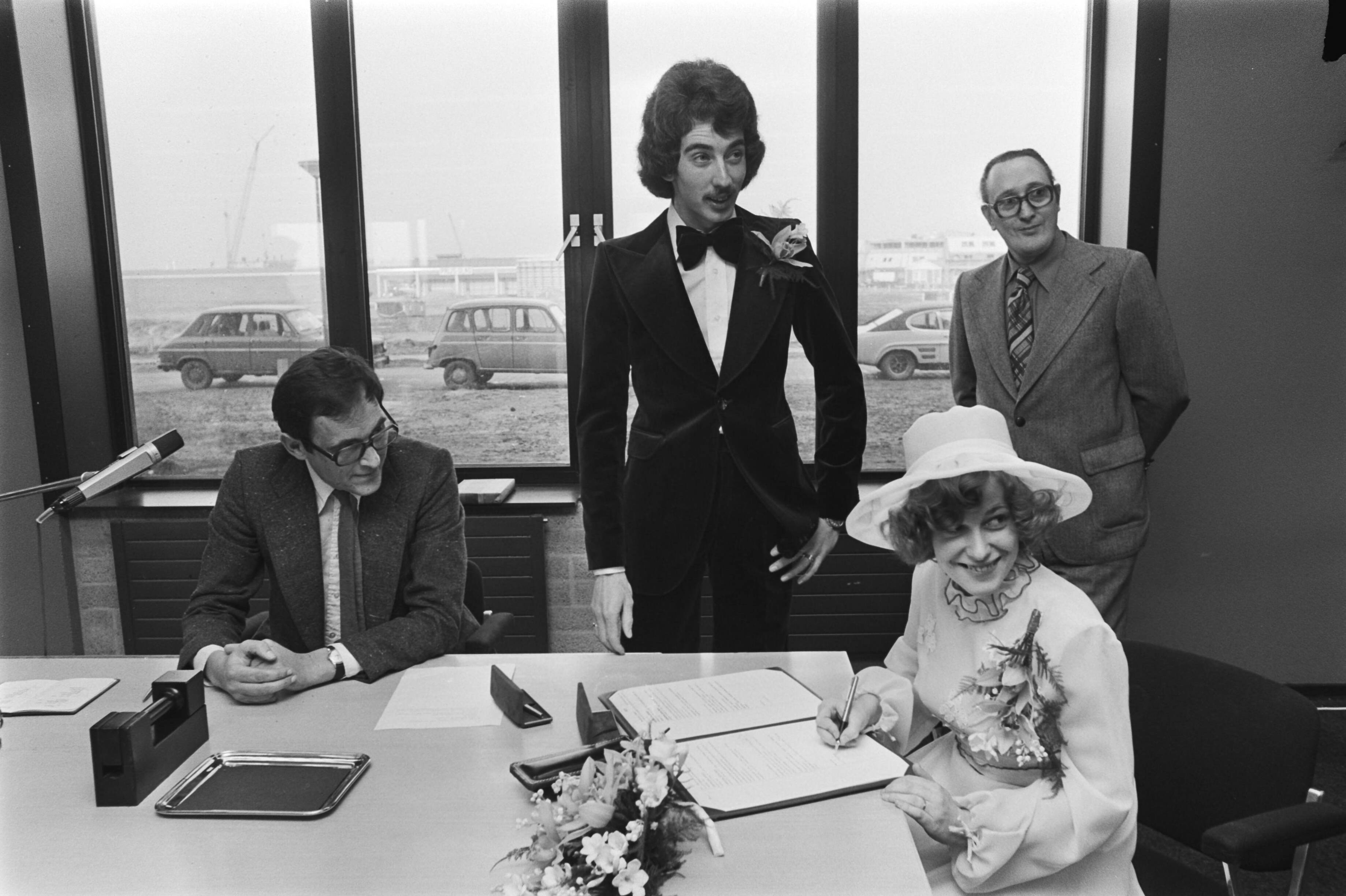Fotocollectie Anefo — Landdrost Han Lammers voltrekt eerste huwelijk in Almere — Foto: Verhoeff, Bert / Anefo. Licentie: Set B: Rechtenvrij / Publiek Domein. Bron: Nationaal Archief. http://hdl.handle.net/10648/ac9430a4-d0b4-102d-bcf8-003048976d84
