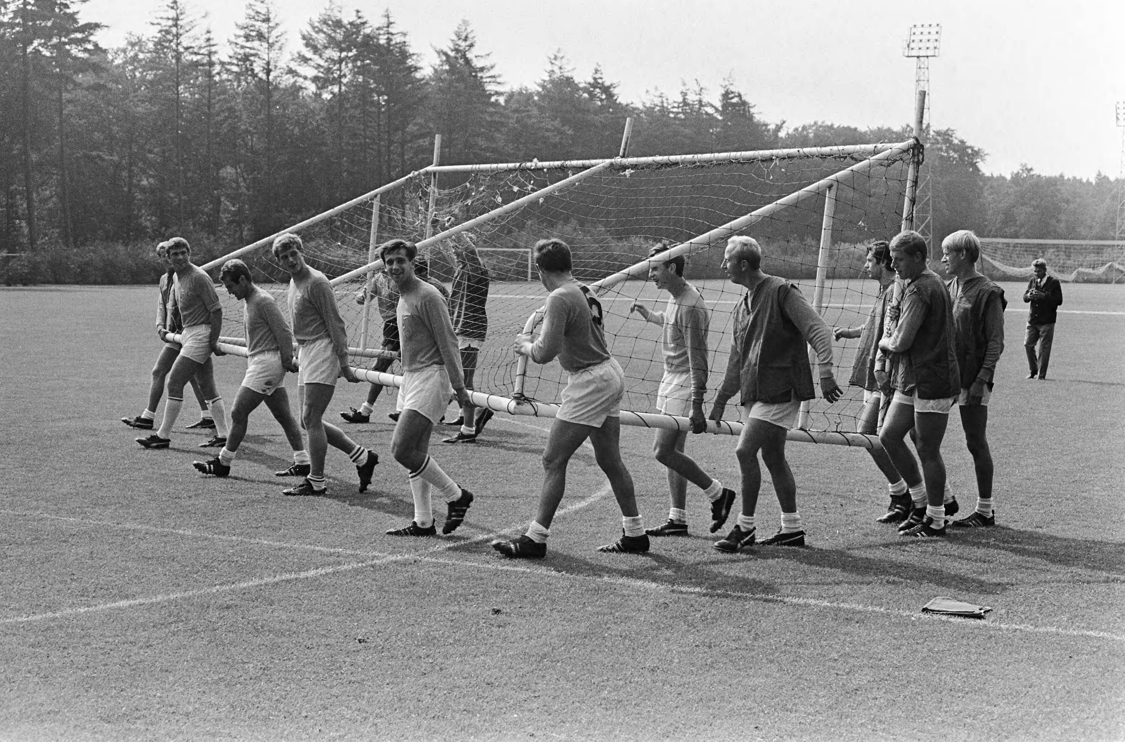 Fotocollectie Anefo — Training Nederlandse elftal in Zeist. Doel wordt versjouwd — Foto: Kroon, Ron / Anefo. Licentie: Set B: Rechtenvrij / Publiek Domein. Bron: Nationaal Archief. http://hdl.handle.net/10648/ab2536aa-d0b4-102d-bcf8-003048976d84