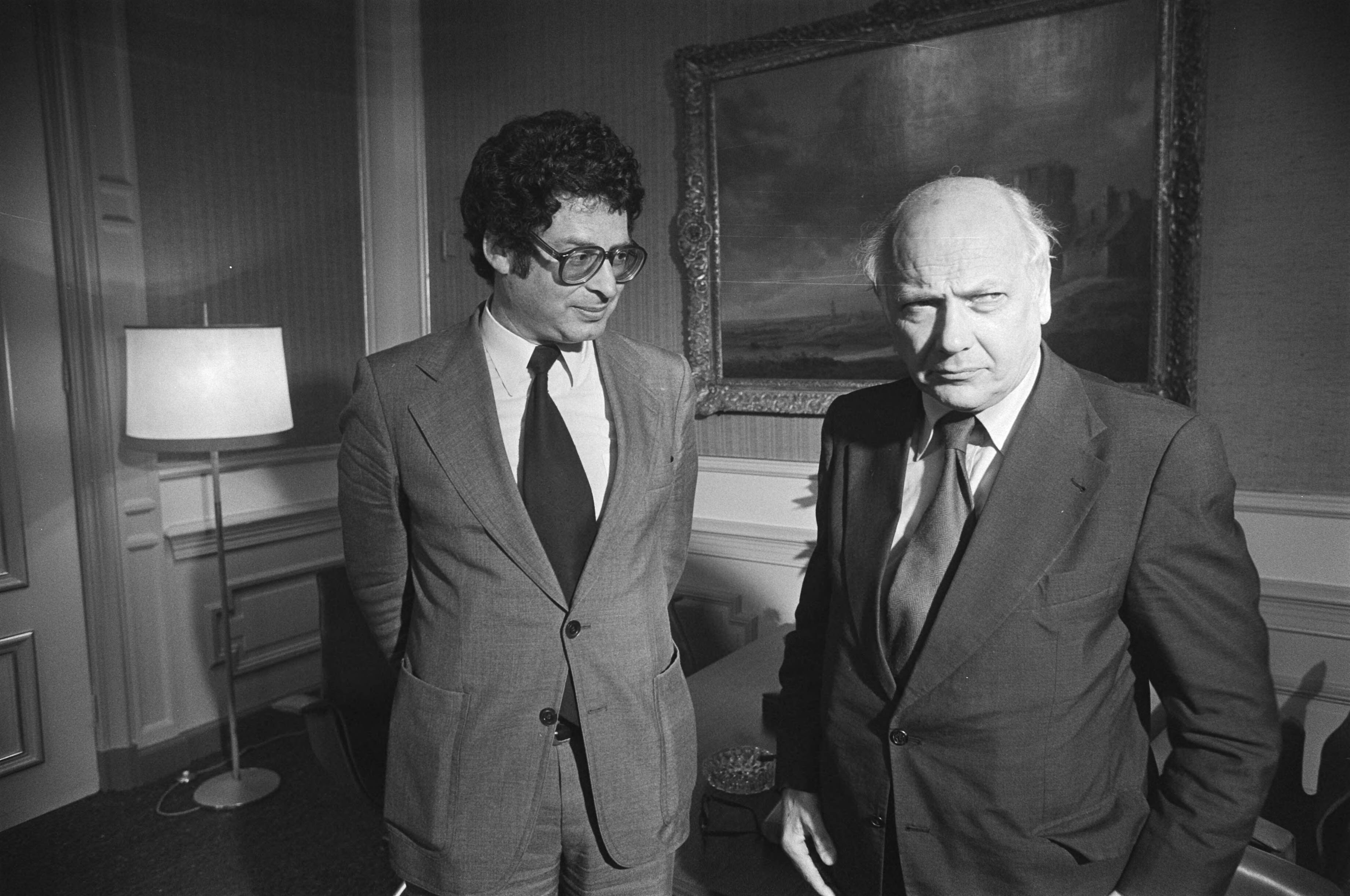 Fotocollectie Anefo — Kabinetsformatie: formateur Den Uyl ontvangt waarnemend fractievoorzitter Van Thijn (PvdA) in Den Haag — Foto: Bogaerts, Rob / Anefo. Licentie: Set B: Rechtenvrij / Publiek Domein. Bron: Nationaal Archief. http://hdl.handle.net/10648/ac9d43b0-d0b4-102d-bcf8-003048976d84