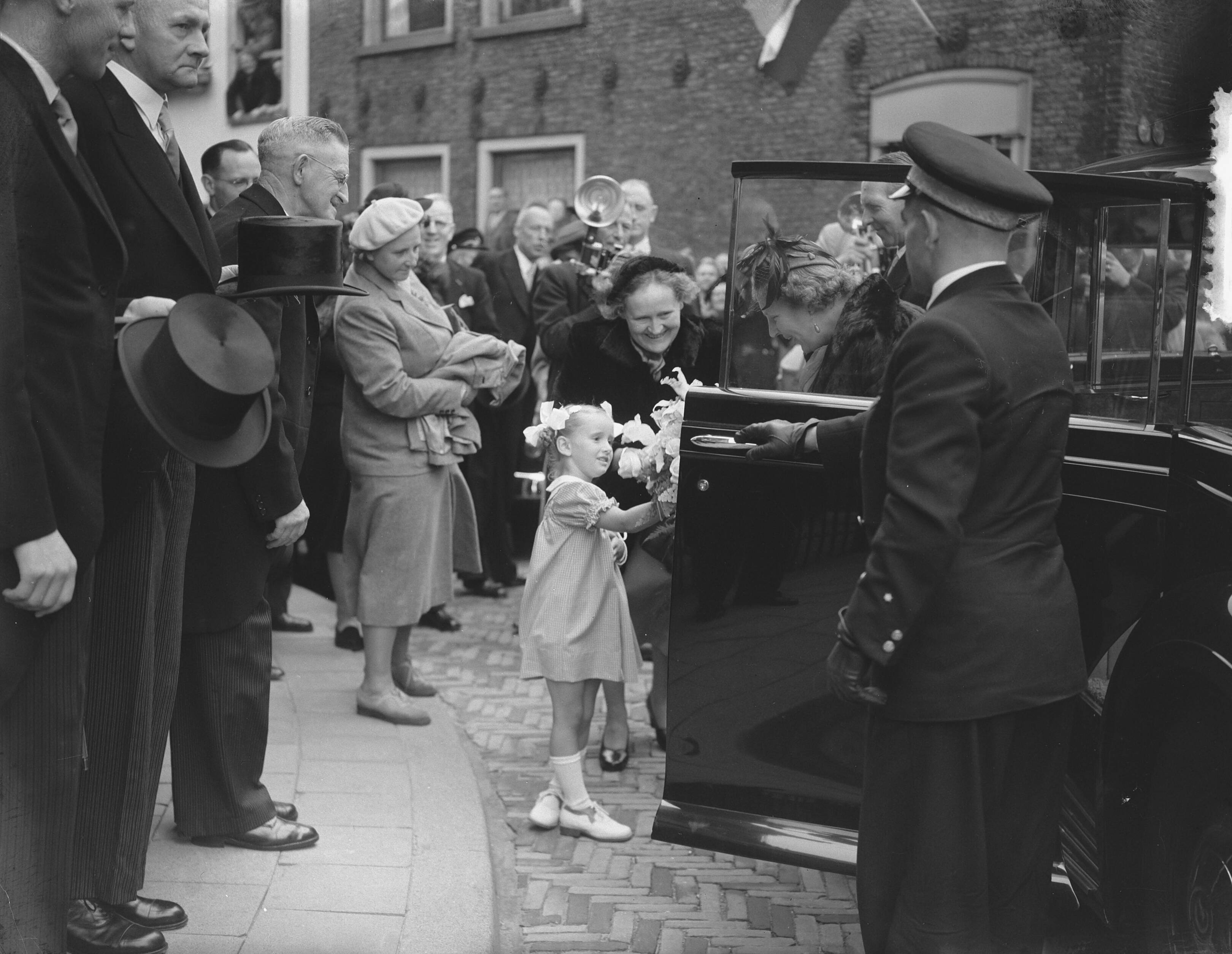 Koningin Juliana bezoekt Leeuwarden — Foto: Bilsen, Joop van / Anefo. — Licentie: Set B: Rechtenvrij / Publiek Domein. Bron: Nationaal Archief. http://hdl.handle.net/10648/a90022d6-d0b4-102d-bcf8-003048976d84