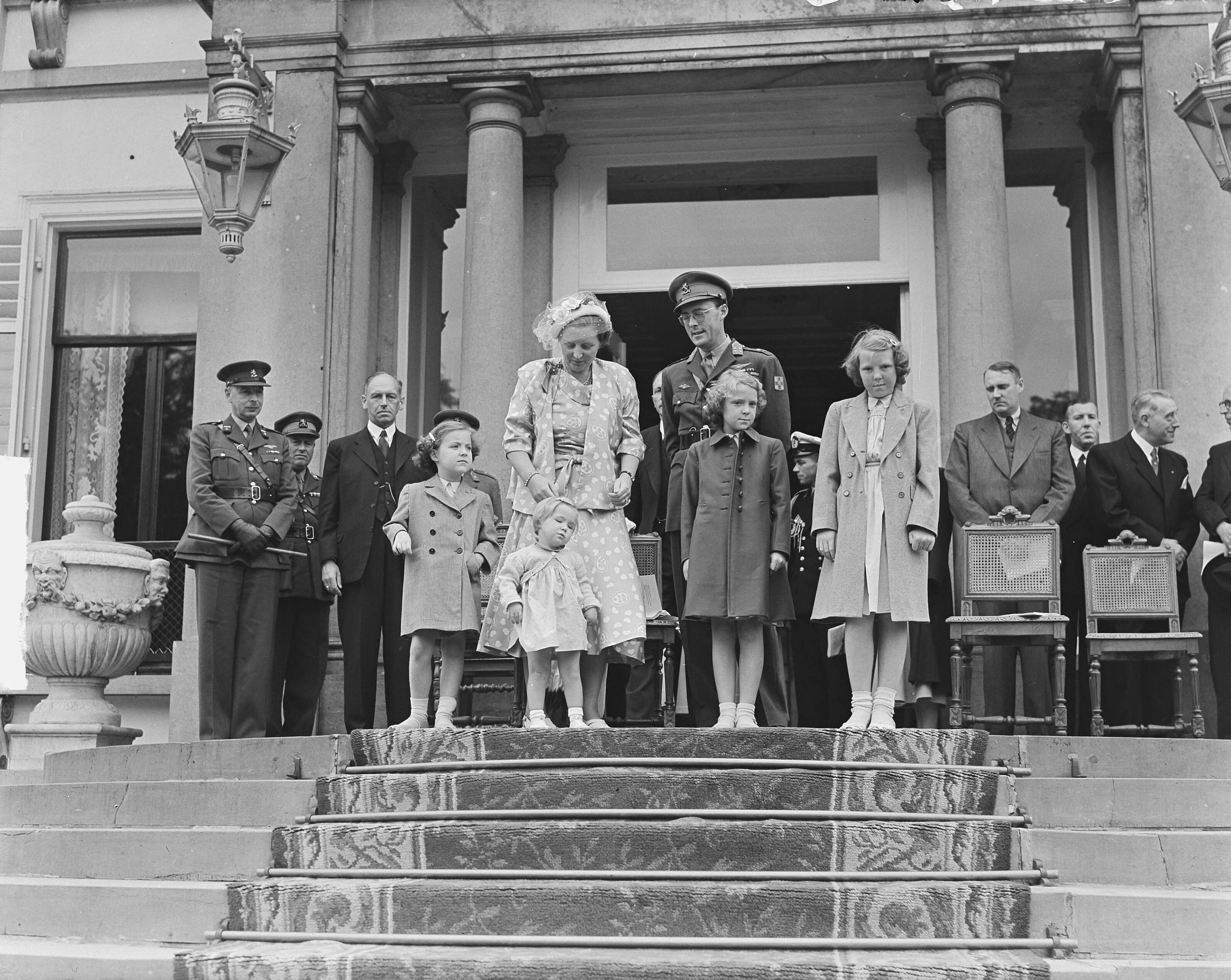 Fotocollectie Anefo — Soestdijk, defile Koninklijke Familie — Foto: Winterbergen, Rolf / Anefo. Licentie: Set B: Rechtenvrij / Publiek Domein. Bron: Nationaal Archief. http://hdl.handle.net/10648/a8caa21e-d0b4-102d-bcf8-003048976d84
