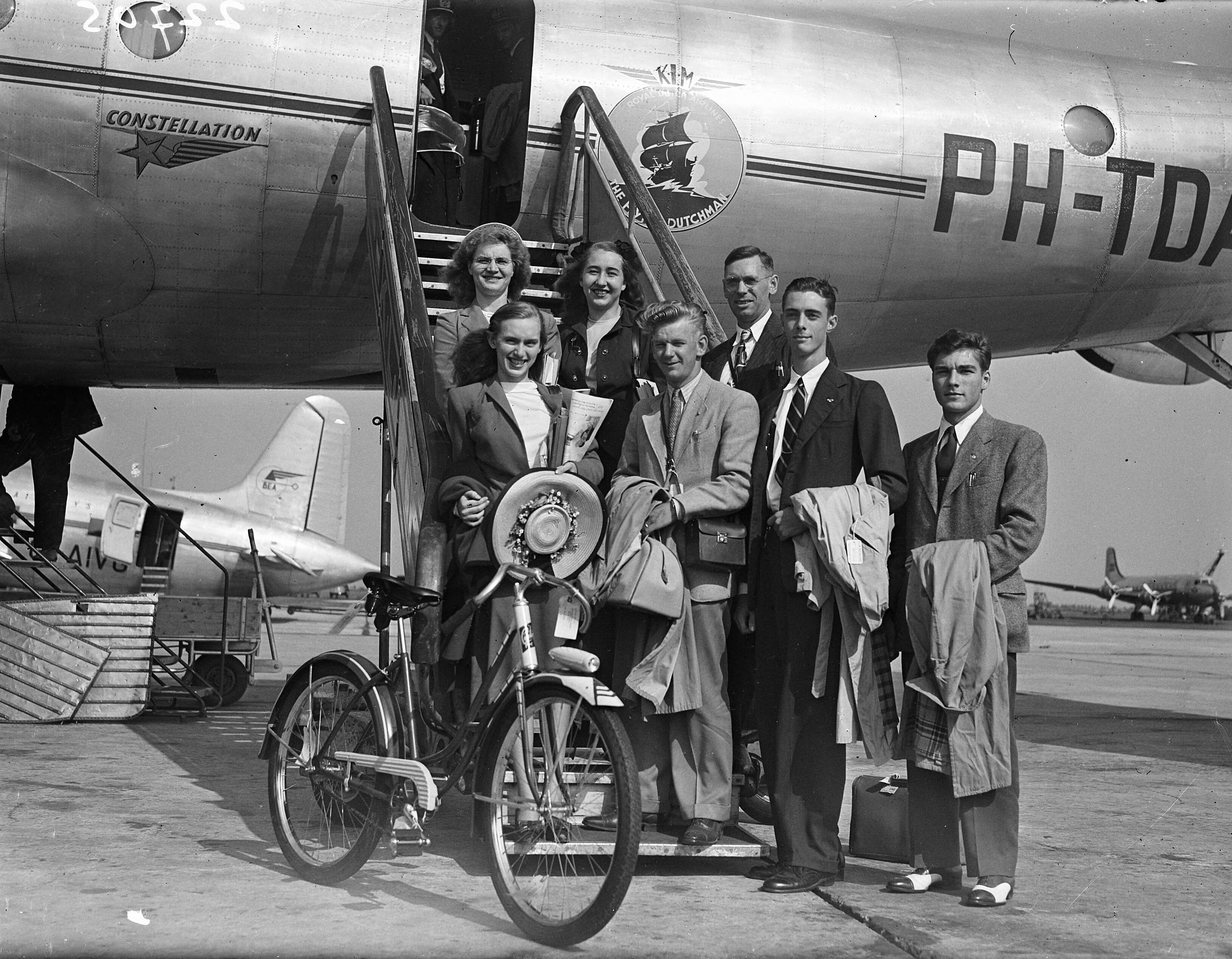 Fotocollectie Anefo — Aankomst Amerikaanse studenten op Schiphol — Foto: Zwartser, Loek / Anefo. Licentie: Set B: Rechtenvrij / Publiek Domein. Bron: Nationaal Archief. http://hdl.handle.net/10648/a8aab4d6-d0b4-102d-bcf8-003048976d84