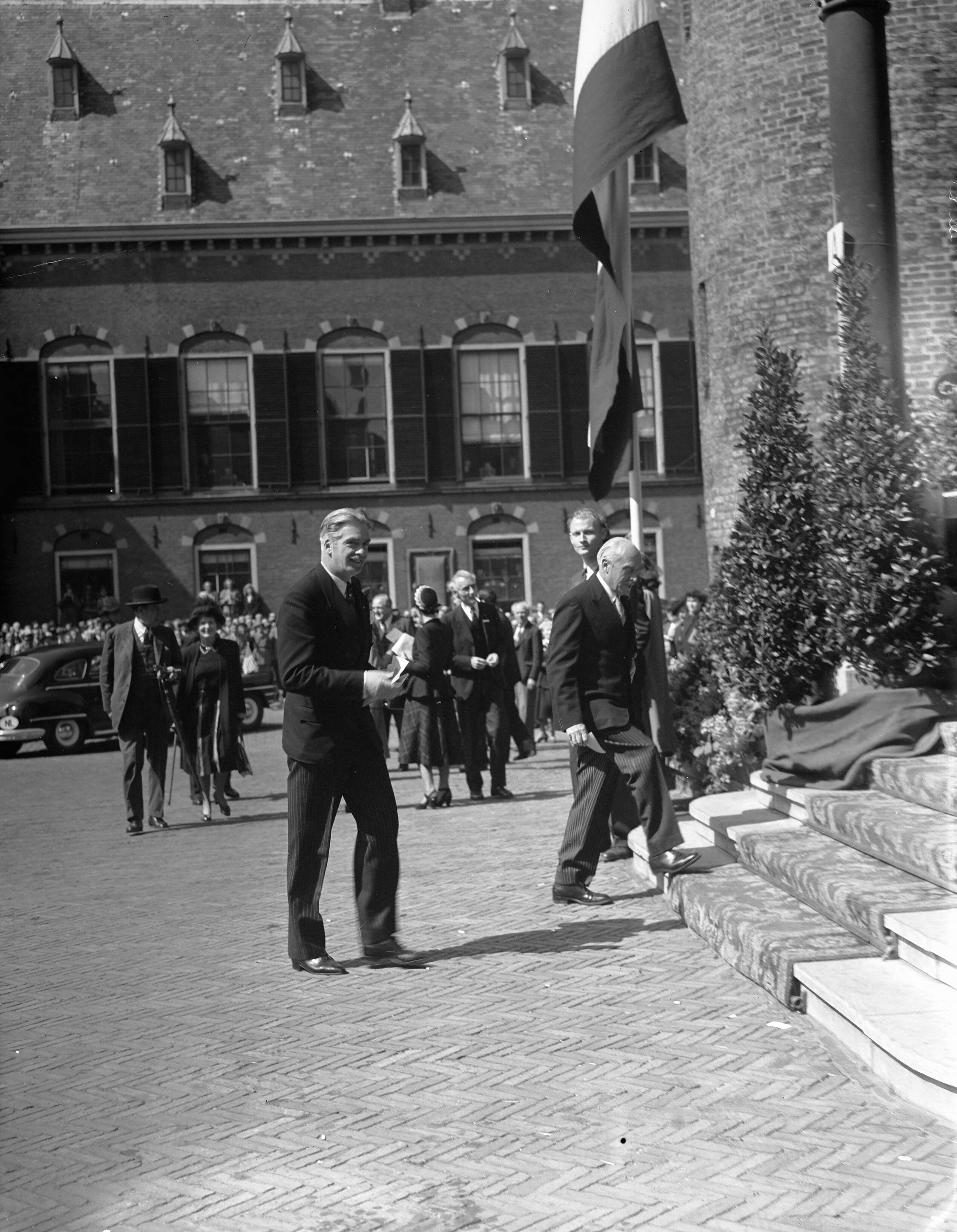 Fotocollectie Anefo — Europa Congres Ridderzaal Den Haag. Aankomst Eden — Foto: Oorschot, […] van / Anefo. Licentie: Set B: Rechtenvrij / Publiek Domein. Bron: Nationaal Archief. http://hdl.handle.net/10648/a8b6896e-d0b4-102d-bcf8-003048976d84
