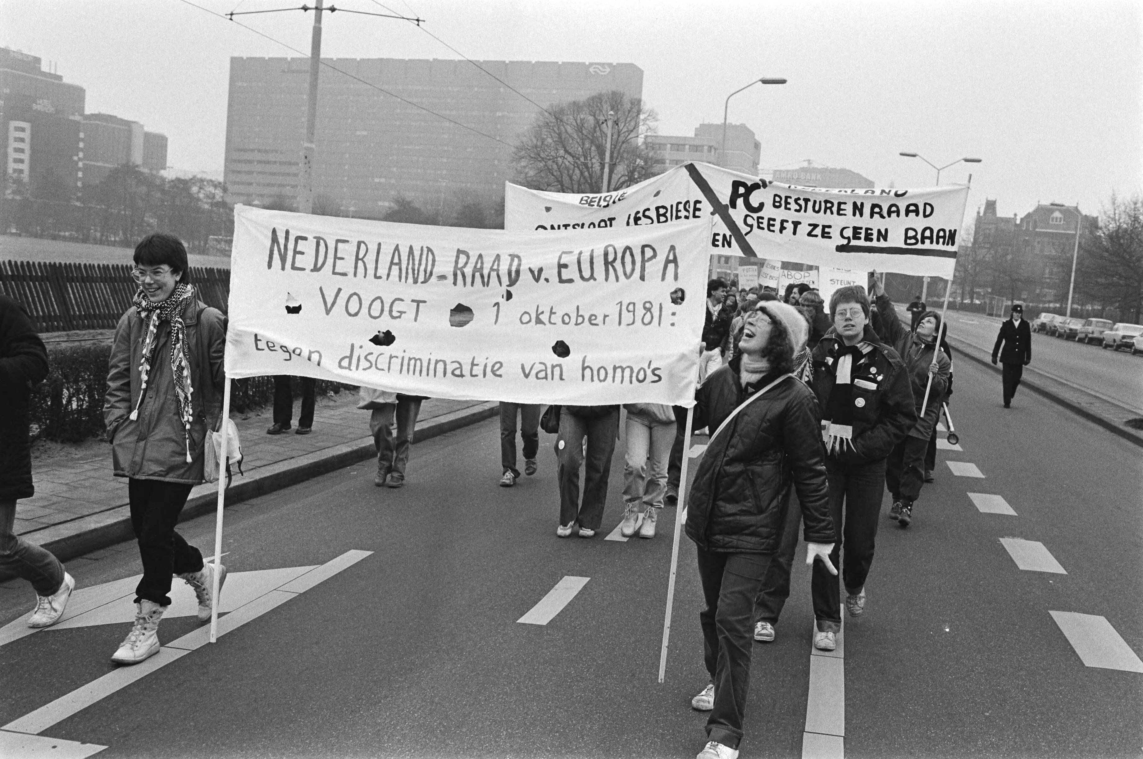 Fotocollectie Anefo — Demonstratie in Den Haag uit protest tegen ontslag van Belgische lerares Eliane Morissens (lesbienne). De demonstratie onderweg — Foto: Antonisse, Marcel / Anefo. Licentie: Set B: Rechtenvrij / Publiek Domein. Bron: Nationaal Archief. http://hdl.handle.net/10648/ad0e0082-d0b4-102d-bcf8-003048976d84