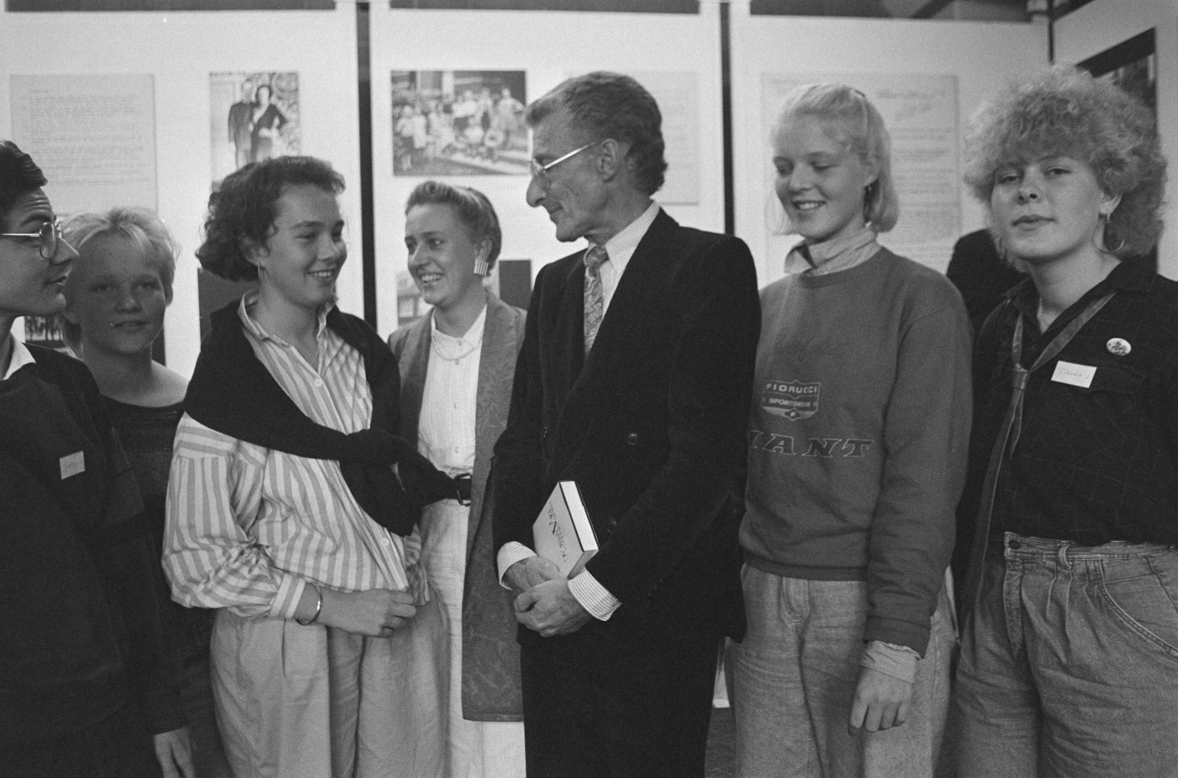 Fotocollectie Anefo — Harry Mulisch krijgt in Groningen de Diepzee- literatuurprijs uitgereikt; Harry Mulisch in gesprek met enkele scholieren — Foto: Molendijk, Bart / Anefo. Licentie: Set B: Rechtenvrij / Publiek Domein. Bron: Nationaal Archief. http://hdl.handle.net/10648/ad585e20-d0b4-102d-bcf8-003048976d84