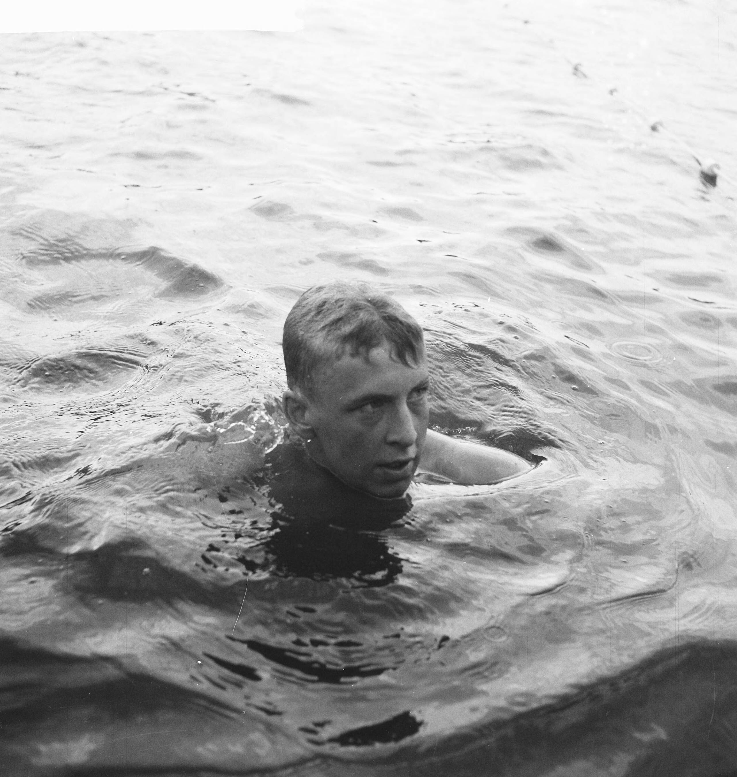Fotocollectie Anefo — Nederlands kampioenschap zwemmen 1500 meter in Breda. Johan Bontekoe in het water — Foto: Koch, Eric / Anefo. Licentie: Set B: Rechtenvrij / Publiek Domein. Bron: Nationaal Archief. http://hdl.handle.net/10648/a9dde756-d0b4-102d-bcf8-003048976d84