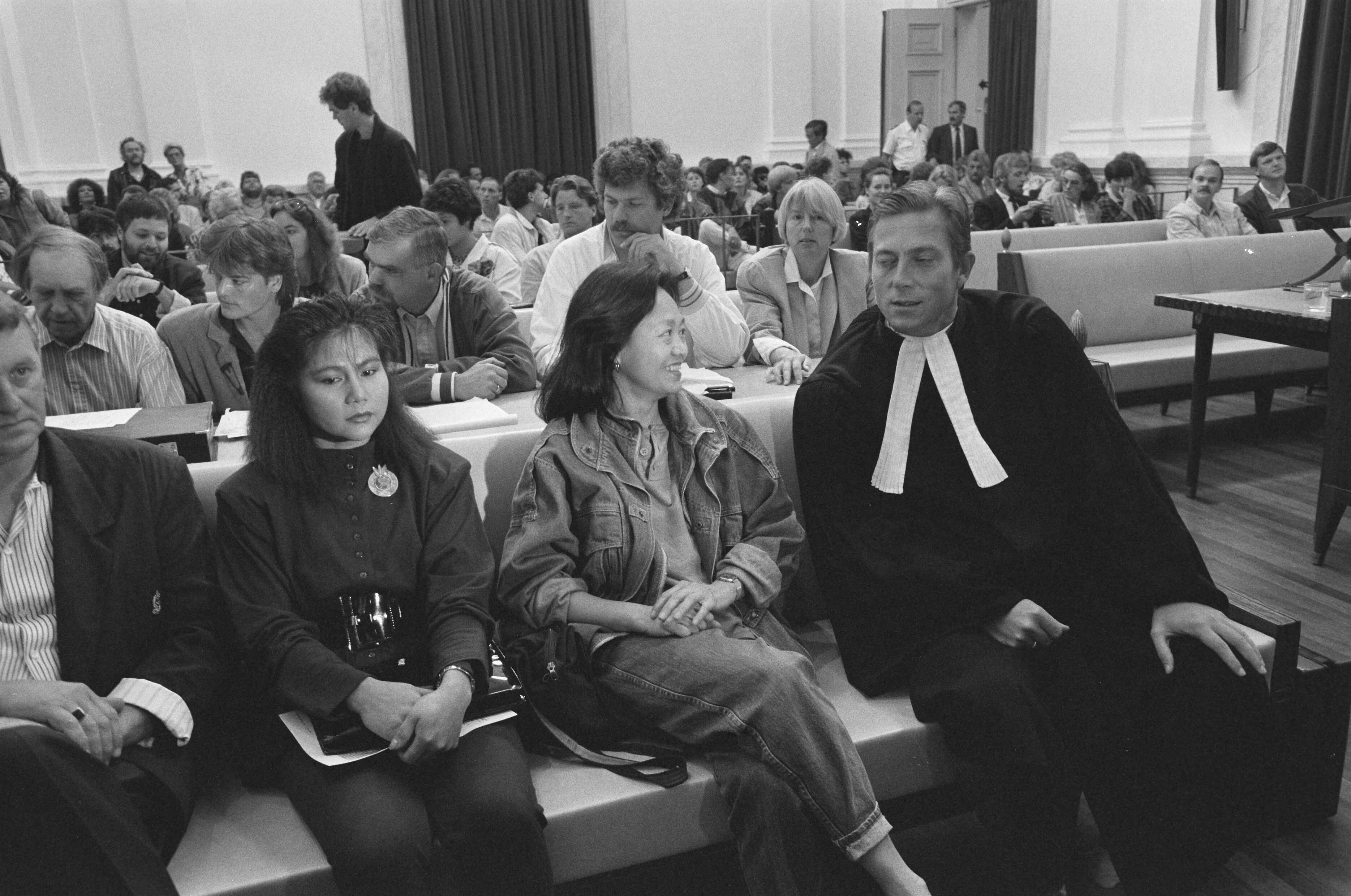 Fotocollectie Anefo — Proces tegen van vrouwenhandel verdachte Jan. S. in Leeuwarden; v.l.n.r. getuige "Nena", mevrouw Lap (St tegen vrouwenhandel) mr. C.K.Korvinus — Foto: Croes, Rob C. / Anefo. Licentie: Set B: Rechtenvrij / Publiek Domein. Bron: Nationaal Archief. http://hdl.handle.net/10648/ad6be706-d0b4-102d-bcf8-003048976d84