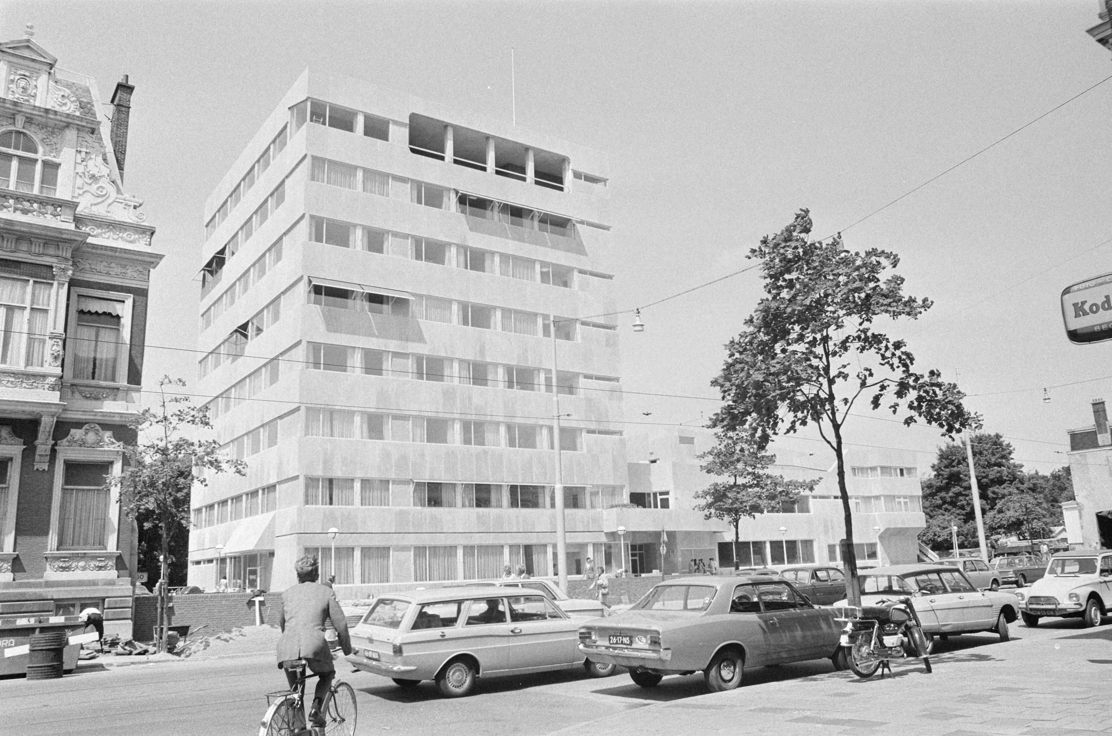 Fotocollectie Anefo — Nieuw SER-gebouw aan Bezuidenhoutseweg 60, Den Haag , exterieur — Foto: Mieremet, Rob / Anefo. Licentie: Set B: Rechtenvrij / Publiek Domein. Bron: Nationaal Archief. http://hdl.handle.net/10648/abc4dc46-d0b4-102d-bcf8-003048976d84