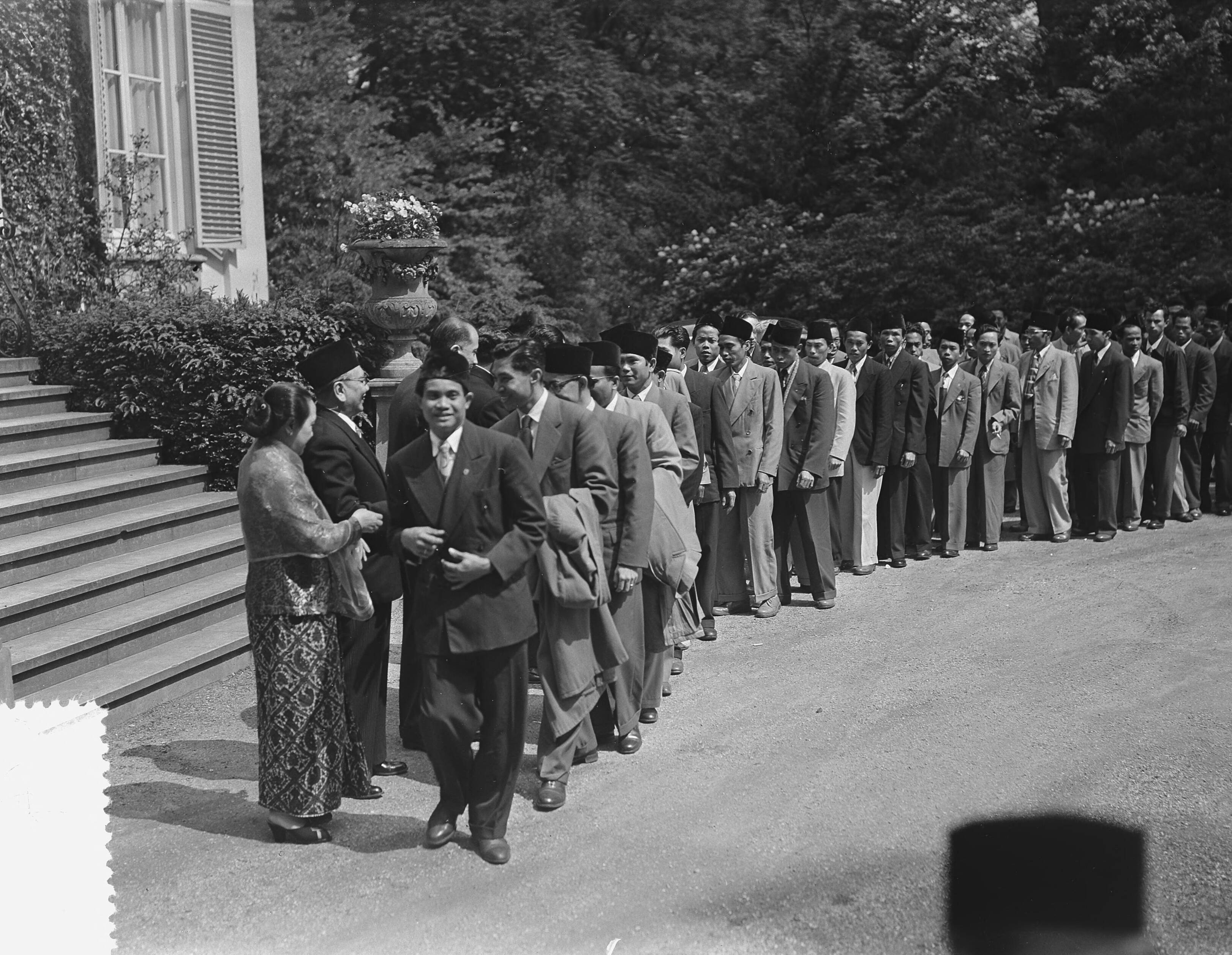 Fotocollectie Anefo — Viering van islamitisch feest Lebaran in de ambtswoning van de Hoge Commissaris van Indonesië, dr. Sutanto Tirtoprojo, te Wassenaar — Foto: Bilsen, Joop van / Anefo. Licentie: Set B: Rechtenvrij / Publiek Domein. Bron: Nationaal Archief. http://hdl.handle.net/10648/a923231c-d0b4-102d-bcf8-003048976d84