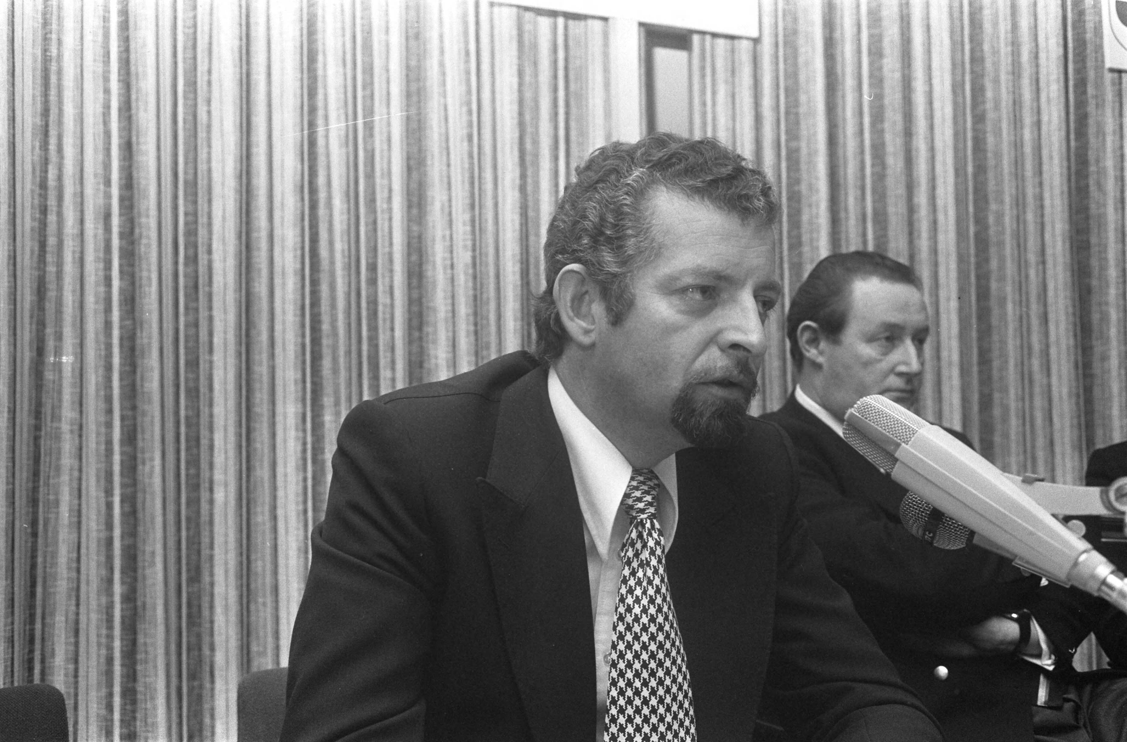 Rinus Michels, supervisor van het Nederlands elftal bij het WK voetbal in 1974 geeft een persconferentie in het KNVB-centrum te Zeist — Marketingdeskundige Maarten van Wamelen — Foto: Fotograaf Onbekend / Anefo. Licentie: Set B: Rechtenvrij / Publiek Domein. Bron: Nationaal Archief. http://hdl.handle.net/10648/ac42d3d0-d0b4-102d-bcf8-003048976d84
