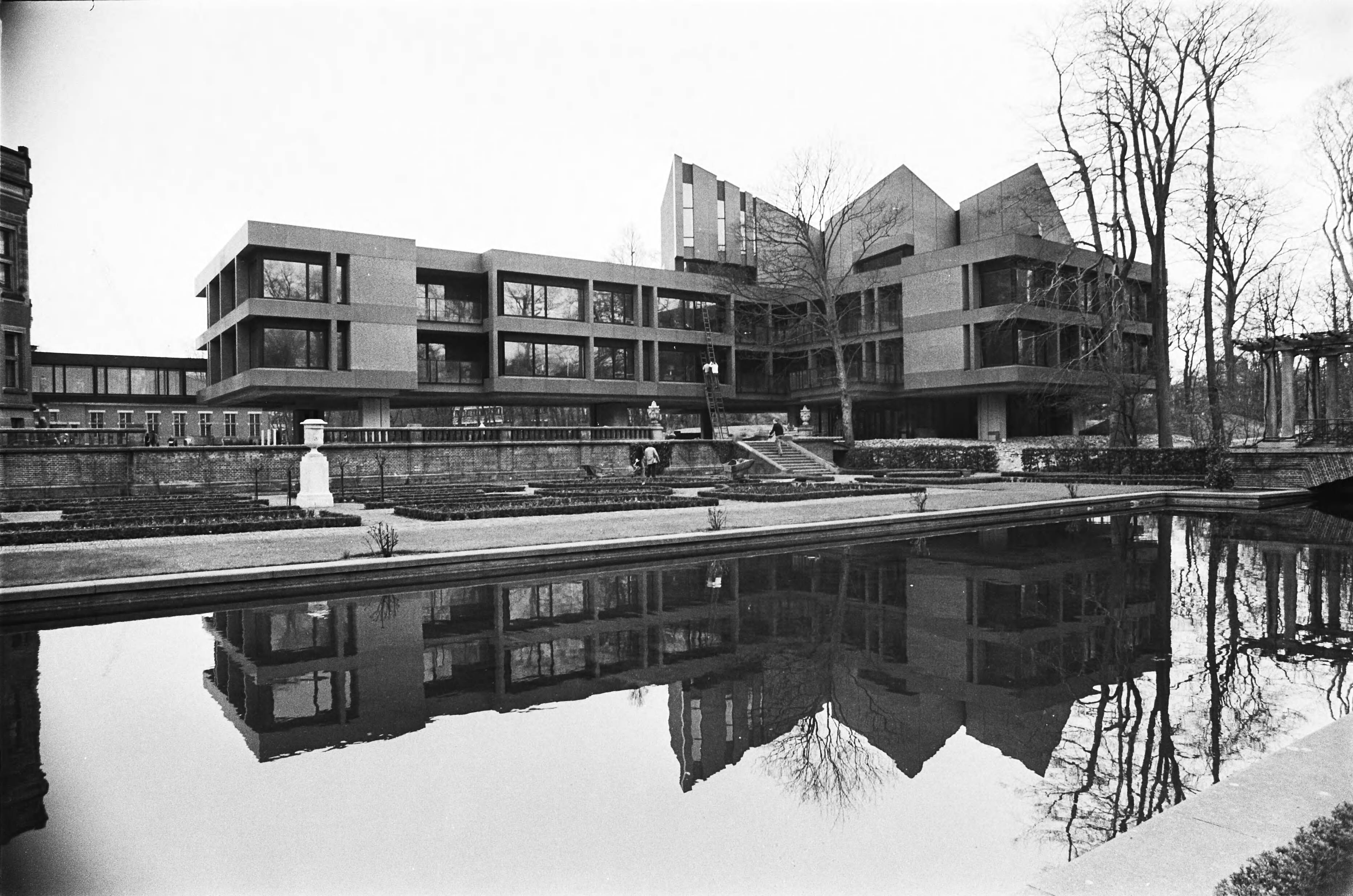 Fotocollectie Anefo — Nieuwe vleugel van Vredespaleis in Den Haag waar de interne rechters zitting nemen; exterieur — Foto: Suyk, Koen / Anefo. Licentie: Set B: Rechtenvrij / Publiek Domein. Bron: Nationaal Archief. http://hdl.handle.net/10648/acaf9eac-d0b4-102d-bcf8-003048976d84