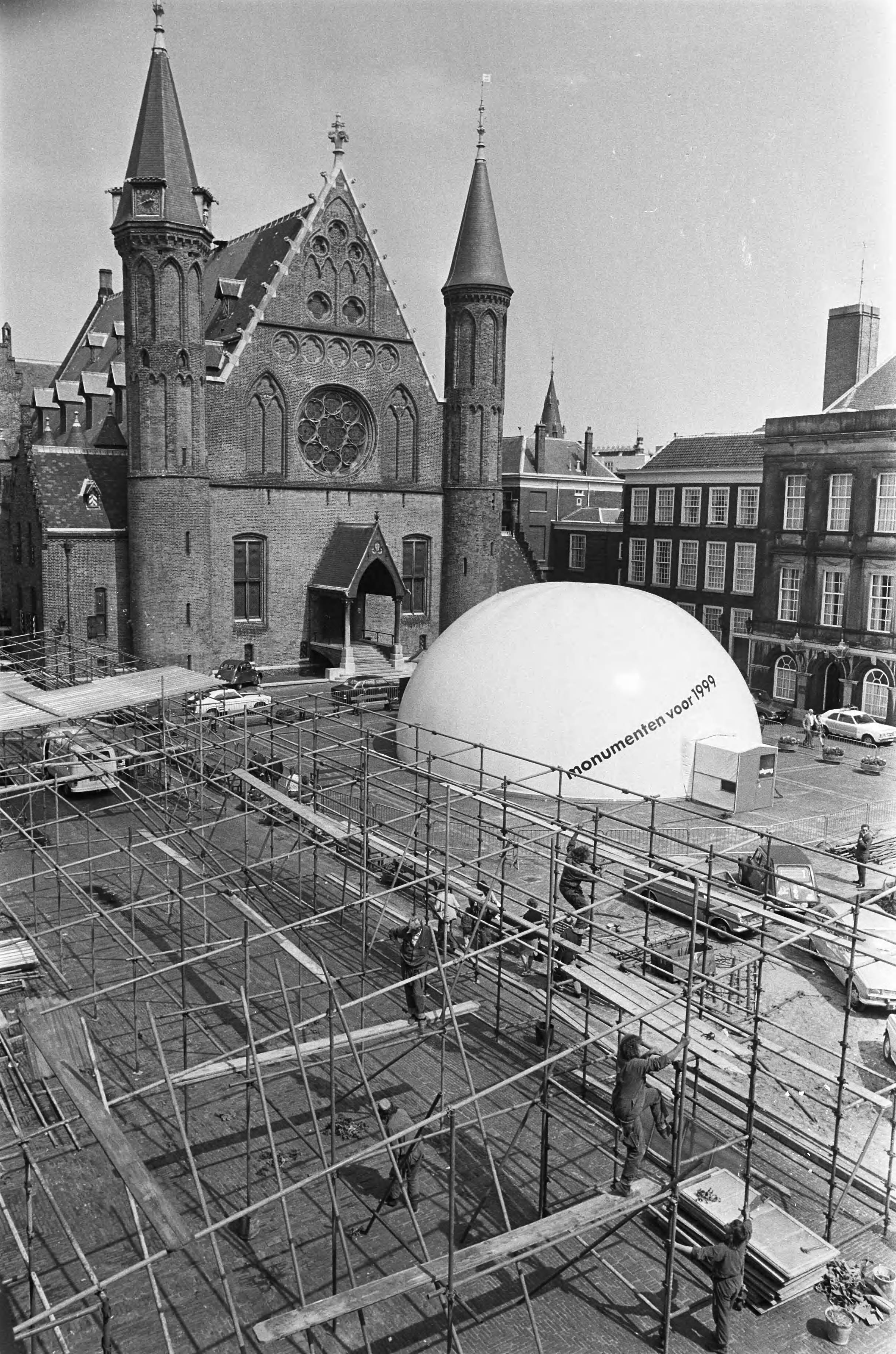 Fotocollectie Anefo — Tentoonstelling '100 jaar overheidszorg voor het cultureel erfgoed' op het Binnenhof in Den Haag; de koepel ('monumenten voor 1999') is een ontwerp van Wim Crouwel — Foto: Verhoeff, Bert / Anefo. Licentie: Set B: Rechtenvrij / Publiek Domein. Bron: Nationaal Archief. http://hdl.handle.net/10648/ac6bf38c-d0b4-102d-bcf8-003048976d84