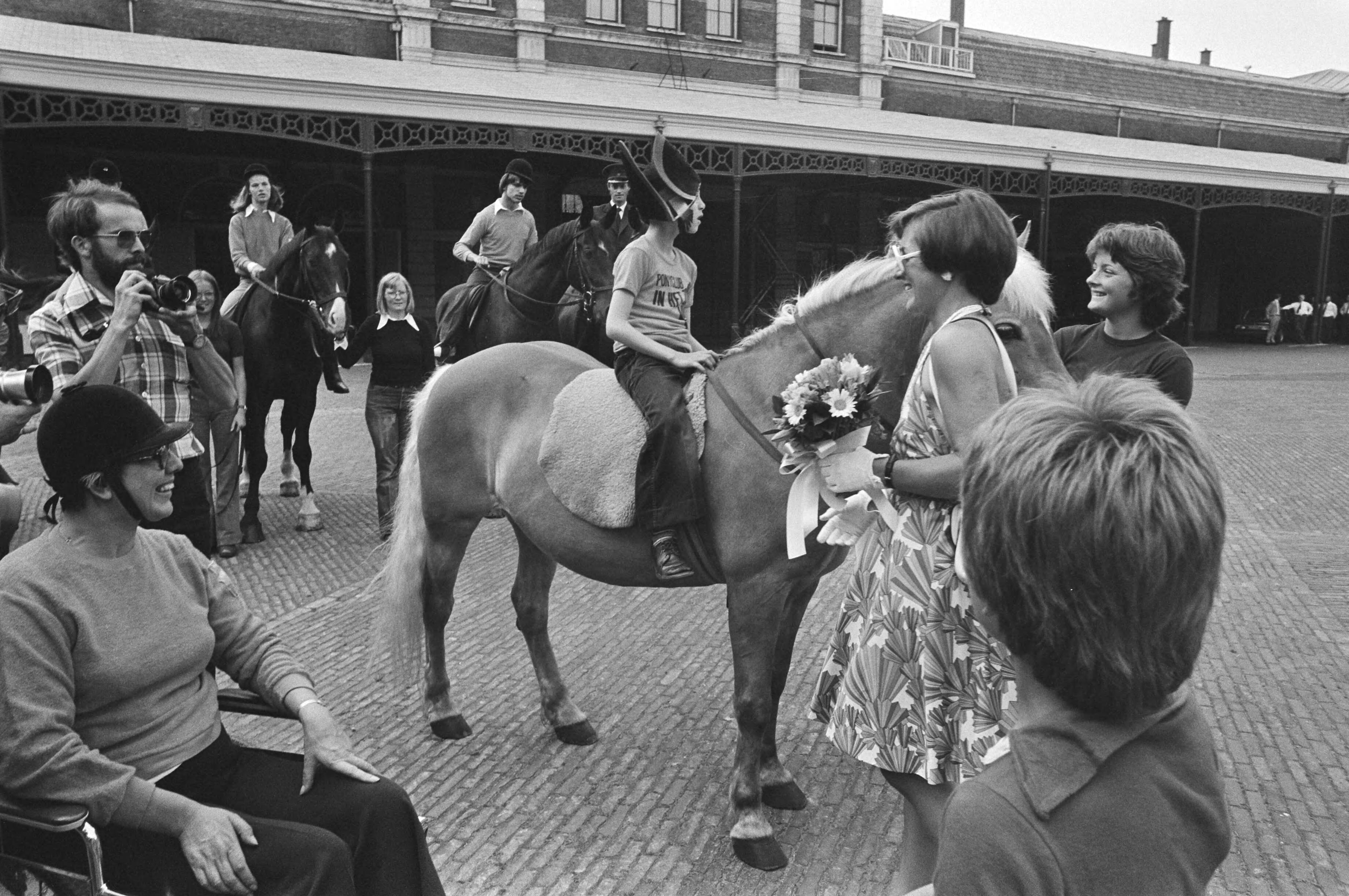 Fotocollectie Anefo — Prinses Margriet en Maurits bij demonstratie paardrijden voor gehandicapten in Den Haag — Foto: Mieremet, Rob / Anefo. Licentie: Set B: Rechtenvrij / Publiek Domein. Bron: Nationaal Archief. http://hdl.handle.net/10648/ac85d266-d0b4-102d-bcf8-003048976d84