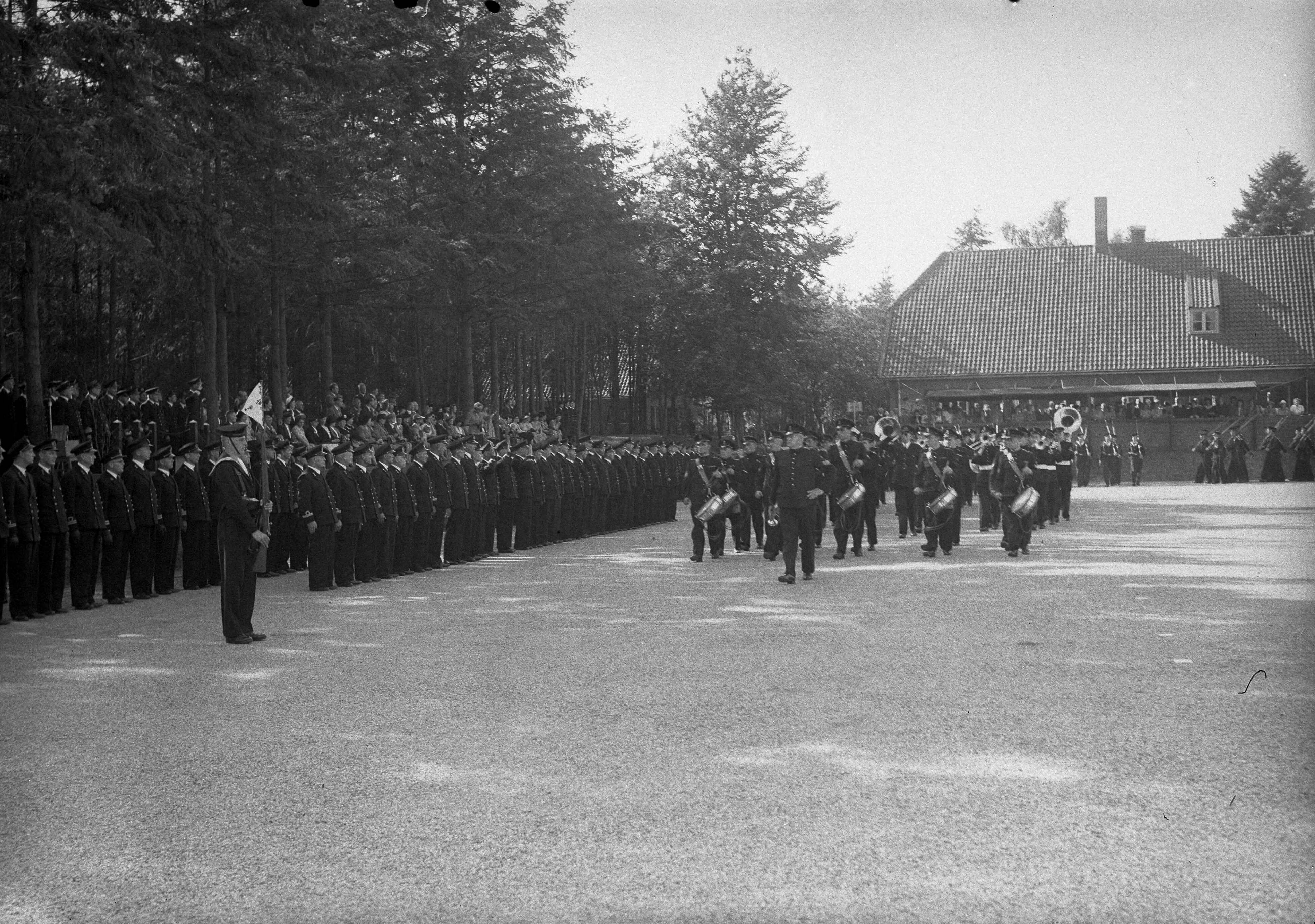 Fotocollectie Anefo — Beëdiging van 29 marine-officieren op het Marine Opleidingskamp te Hilversum. Marinekapel — Foto: Sagers, Harry / Anefo. Licentie: Set B: Rechtenvrij / Publiek Domein. Bron: Nationaal Archief. http://hdl.handle.net/10648/a8ac9594-d0b4-102d-bcf8-003048976d84