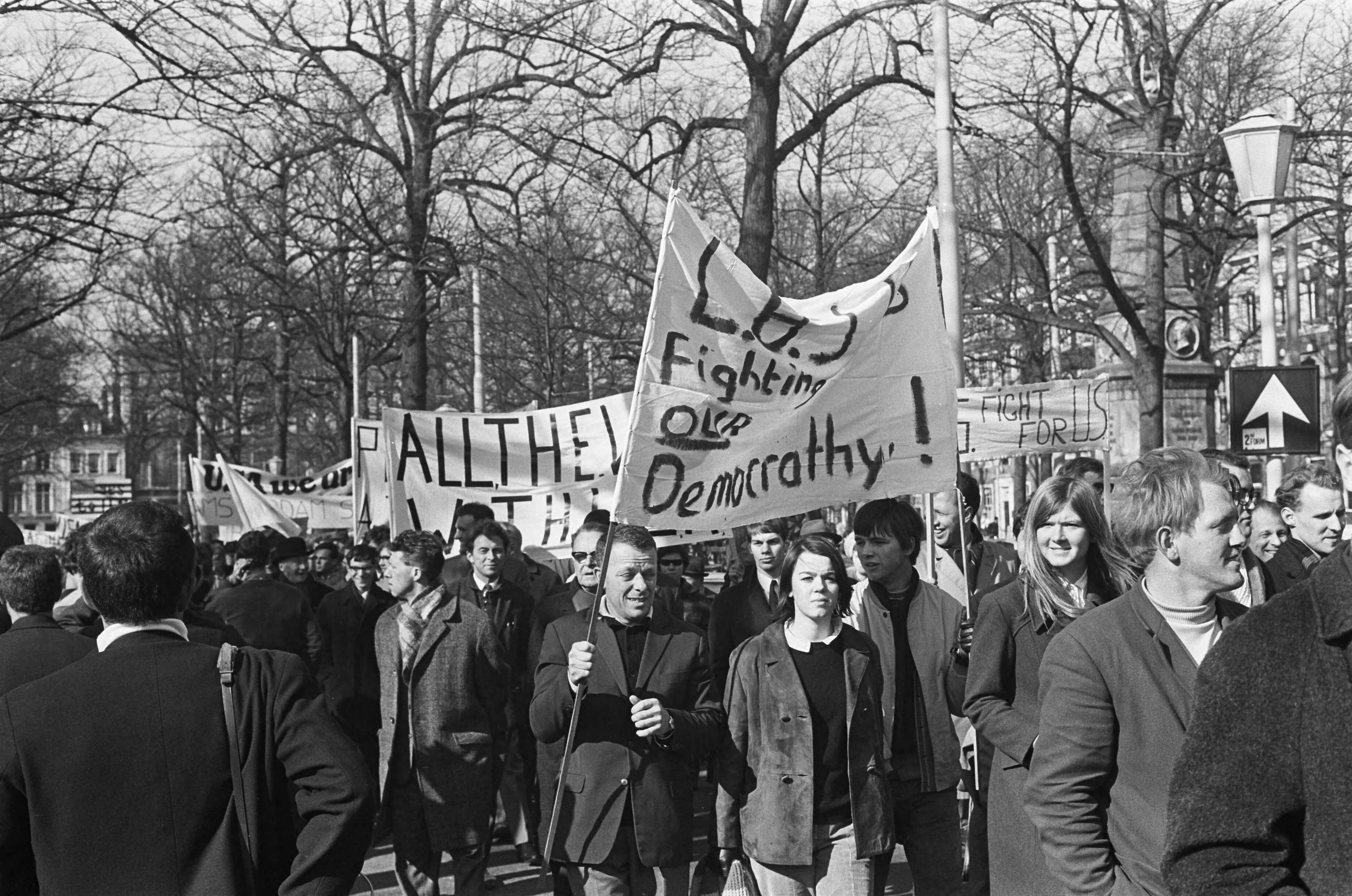 Fotocollectie Anefo — Pro Amerika demonstratie in Den Haag — Foto: Koch, Eric / Anefo. Licentie: Set B: Rechtenvrij / Publiek Domein. Bron: Nationaal Archief. http://hdl.handle.net/10648/ab39b9a4-d0b4-102d-bcf8-003048976d84