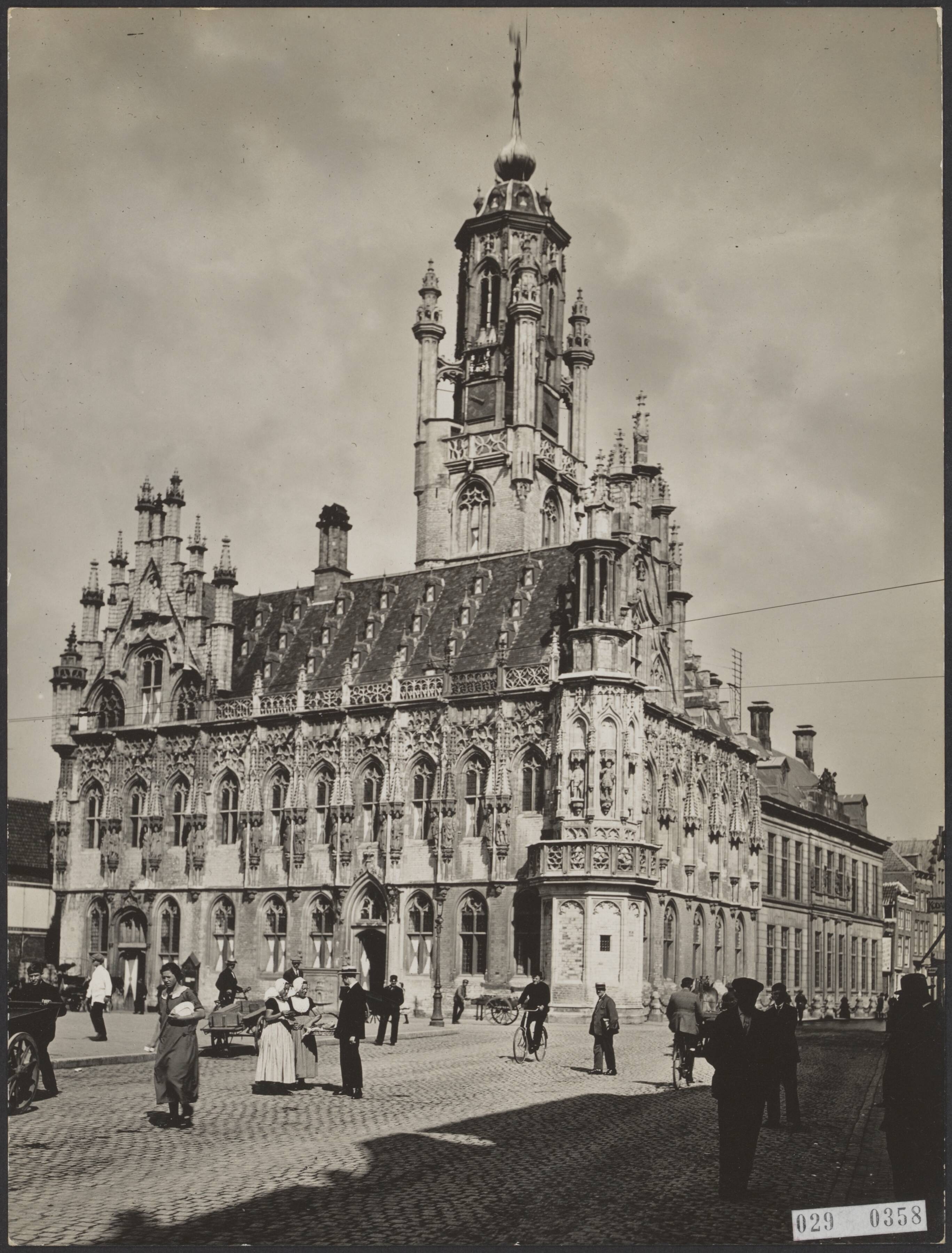 Fotocollectie Elsevier Binnenland — Stadhuis van Middelburg — Foto: Favier, Adriaan. Licentie: Set B: Rechtenvrij / Publiek Domein. Bron: Nationaal Archief. http://hdl.handle.net/10648/ade1b17a-d0b4-102d-bcf8-003048976d84
