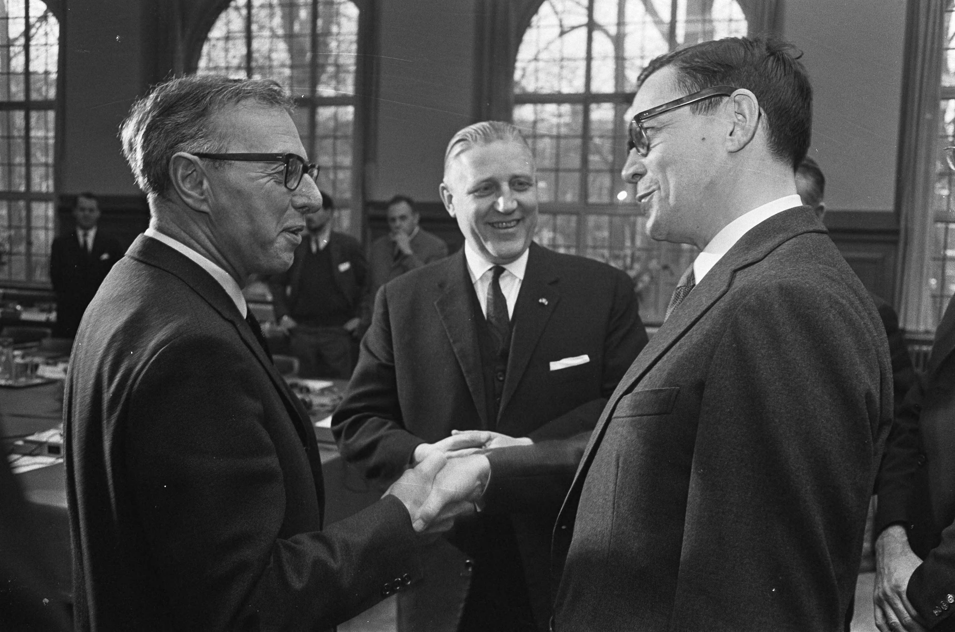 Fotocollectie Anefo — Ministers van Financien van EEG bijeen in Vredespaleis te Den Haag , Premier Zijlstra verwelkomt Robert Marjolin (EEG) in midden Minister Werner van Luxemburg — Foto: Koch, Eric / Anefo. Licentie: Set B: Rechtenvrij / Publiek Domein. Bron: Nationaal Archief. http://hdl.handle.net/10648/ab0c77c8-d0b4-102d-bcf8-003048976d84