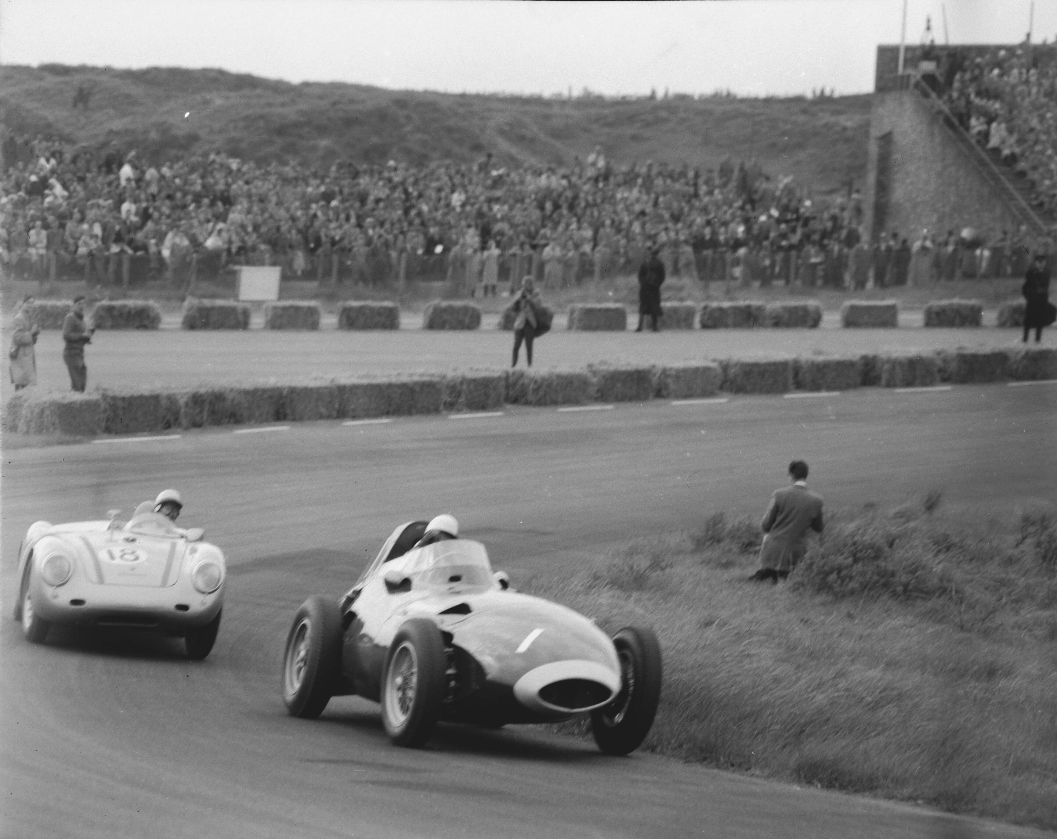 Fotocollectie Anefo — Grote prijs van Nederland [Grand Prix Formule 1] op het circuit van Zandvoort — Foto: Pot, Harry / Anefo. Licentie: Set B: Rechtenvrij / Publiek Domein. Bron: Nationaal Archief. http://hdl.handle.net/10648/a97cc728-d0b4-102d-bcf8-003048976d84