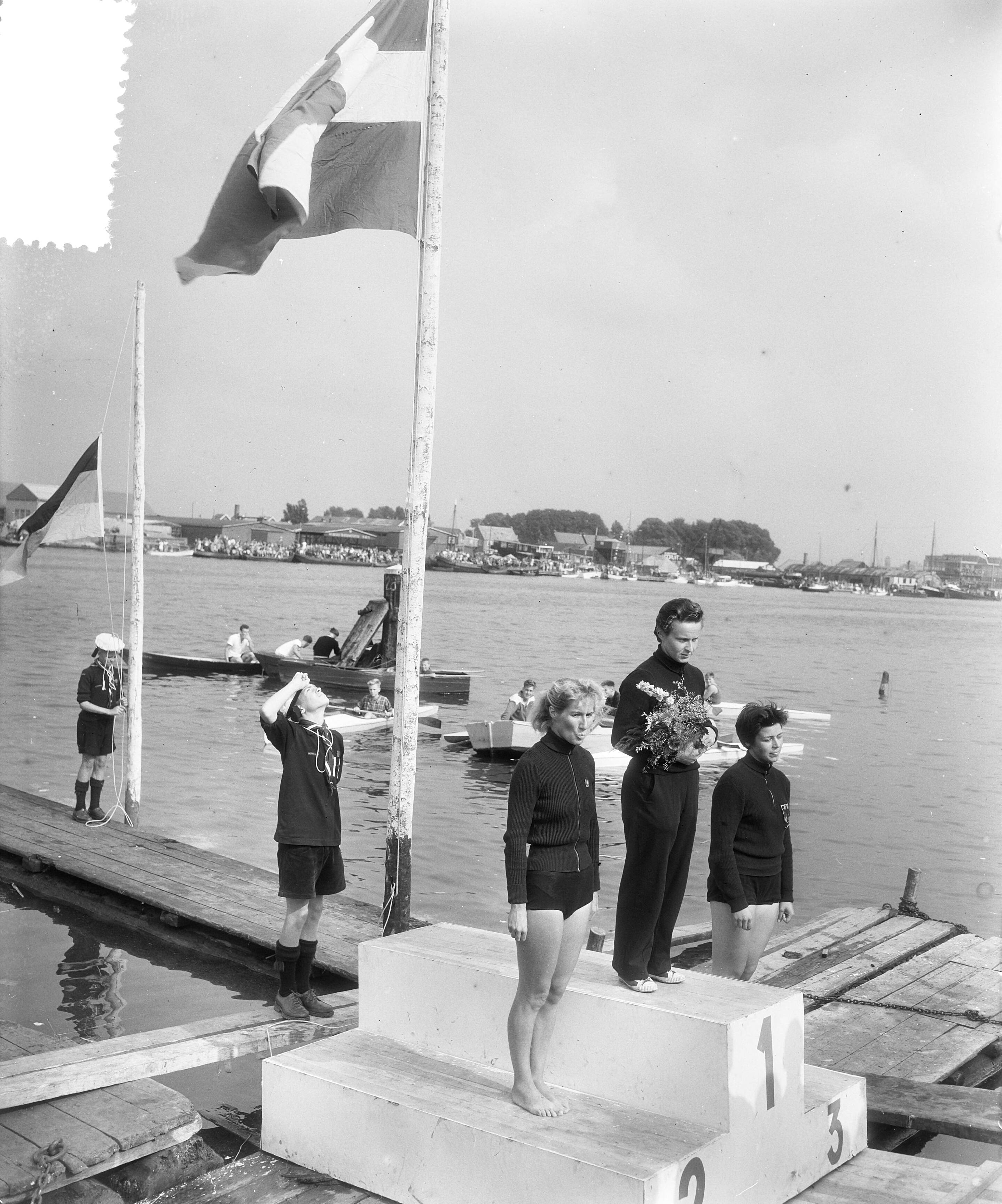 Fotocollectie Anefo — West-Europese kanokampioenschappen in Zaandam. Huldiging K 1 500 meter dames. 1 Therese Zenz (Saarland), 2. Helge Hellebrand (Oostenrijk), 3 mej. Amail (Duitsland) — Foto: Rossem, Wim van / Anefo. Licentie: Set B: Rechtenvrij / Publiek Domein. Bron: Nationaal Archief. http://hdl.handle.net/10648/a9398684-d0b4-102d-bcf8-003048976d84