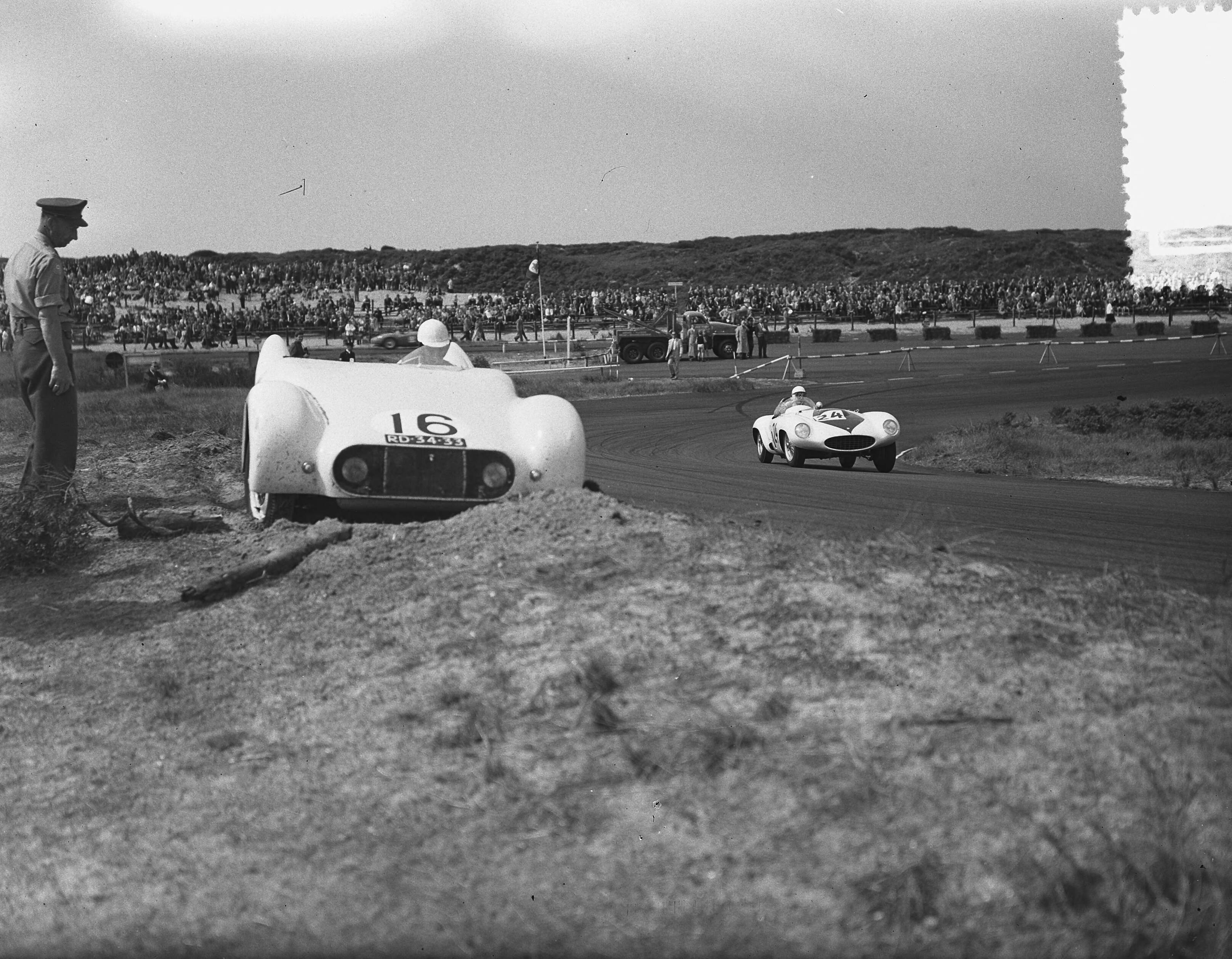 Fotocollectie Anefo — KNAC Internationale Autoraces op het circuit van Zandvoort. Auto met startnummer 16 is buiten de baan beland — Foto: Bilsen, Joop van / Anefo. Licentie: Set B: Rechtenvrij / Publiek Domein. Bron: Nationaal Archief. http://hdl.handle.net/10648/a927e3e8-d0b4-102d-bcf8-003048976d84