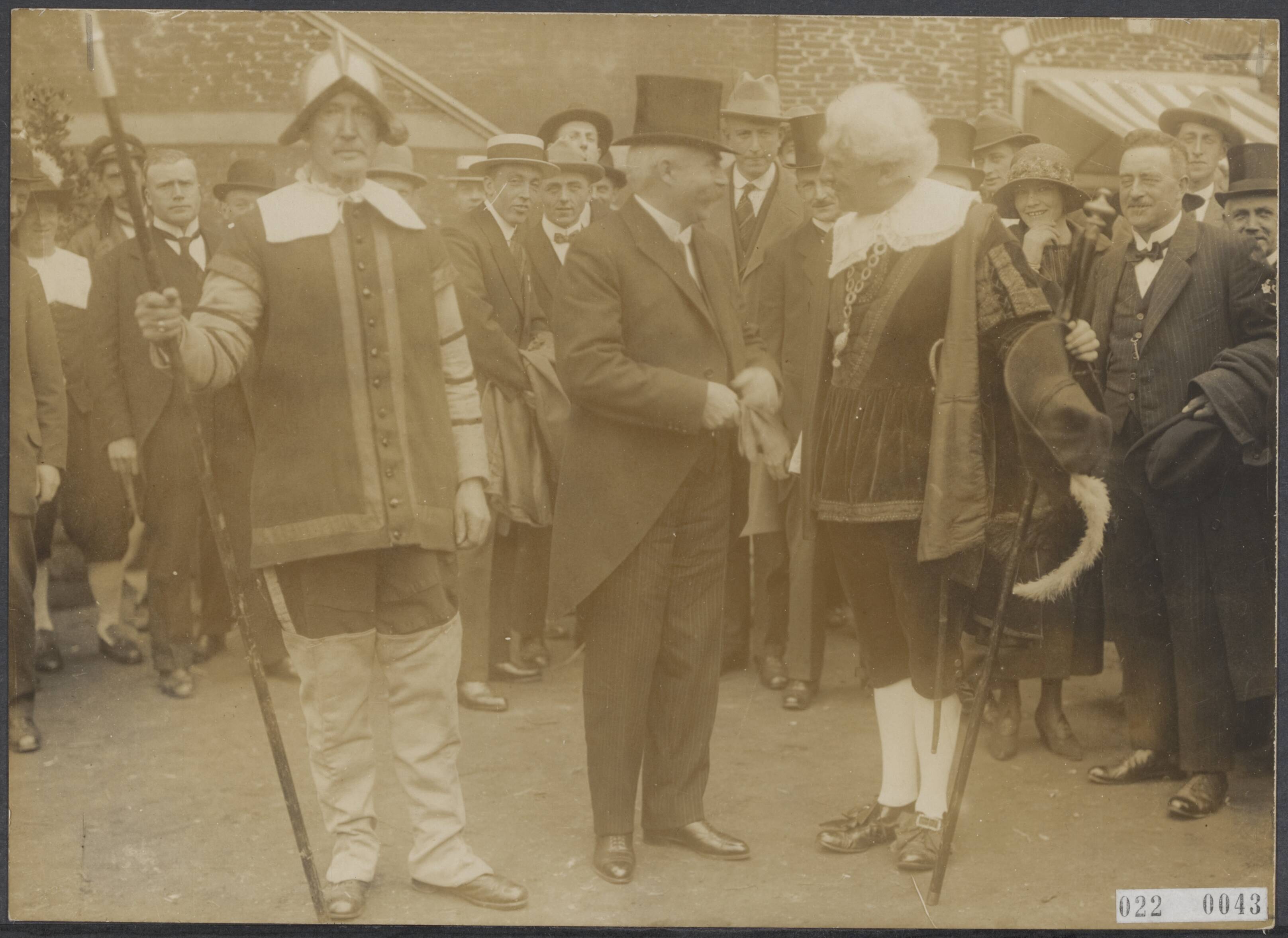 Fotocollectie Elsevier Binnenland — Tentoonstelling te Zaandam. Cor Smit, toneelspeler, begroet de burgemeester van Zaandam — Foto: De Fotocentrale. Licentie: Set B: Rechtenvrij / Publiek Domein. Bron: Nationaal Archief. http://hdl.handle.net/10648/add0eb56-d0b4-102d-bcf8-003048976d84