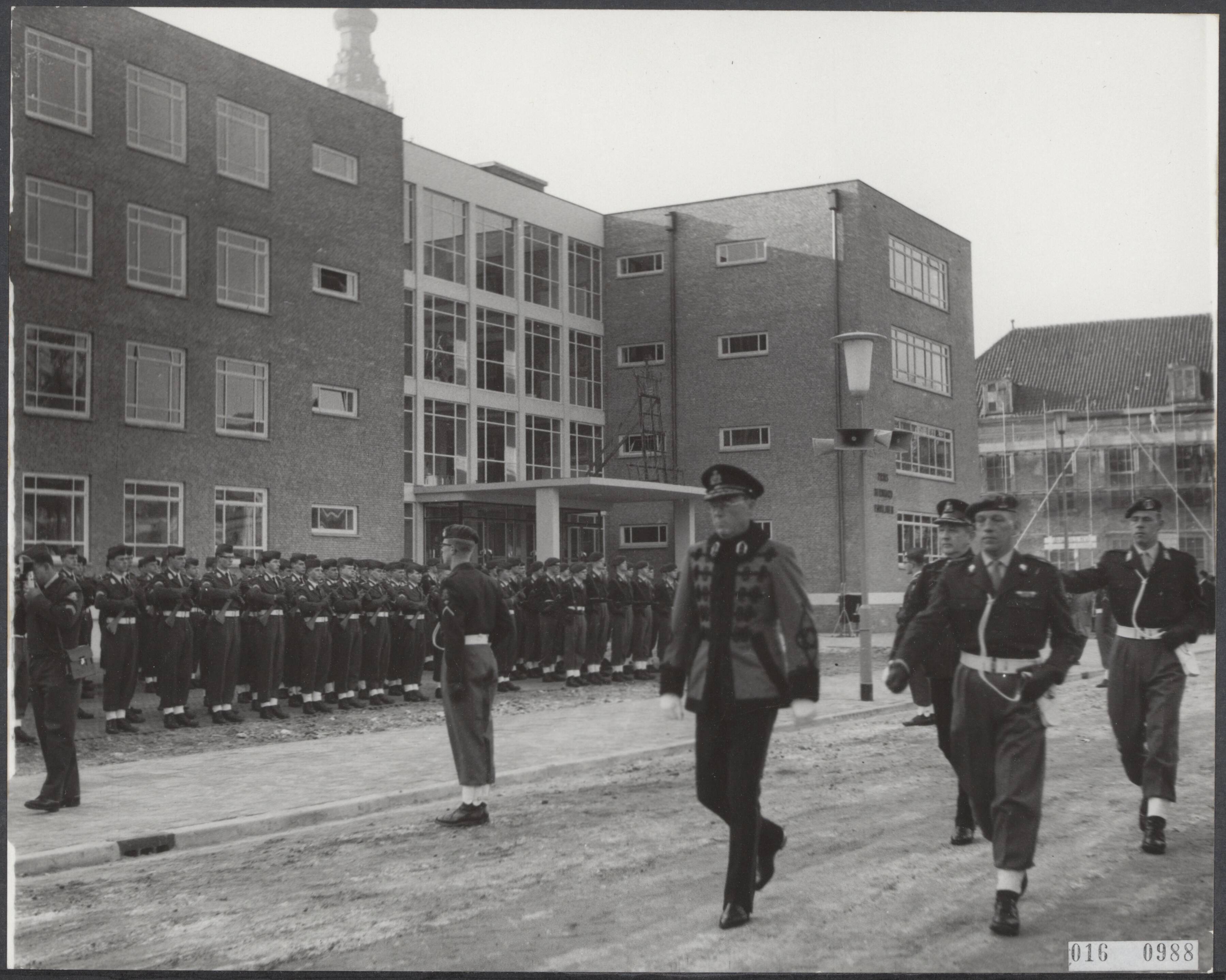 Fotocollectie Elsevier Binnenland — Prins Bernhard heeft een naar hem vernoemd nieuw paviljoen bij de Koninklijke Militaire Academie te Breda geopend. Het gebouw bevat 234 een-persoons zit-slaapkamers, 10 discussielokalen en 16 was- en douchelokalen. Prins Bernhard inspecteert de erewacht cadettenbataljon "Prins Bernhard" — Foto: Nijs, Jac. de / Anefo. Licentie: Set B: Rechtenvrij / Publiek Domein. Bron: Nationaal Archief. http://hdl.handle.net/10648/adbb0c0a-d0b4-102d-bcf8-003048976d84