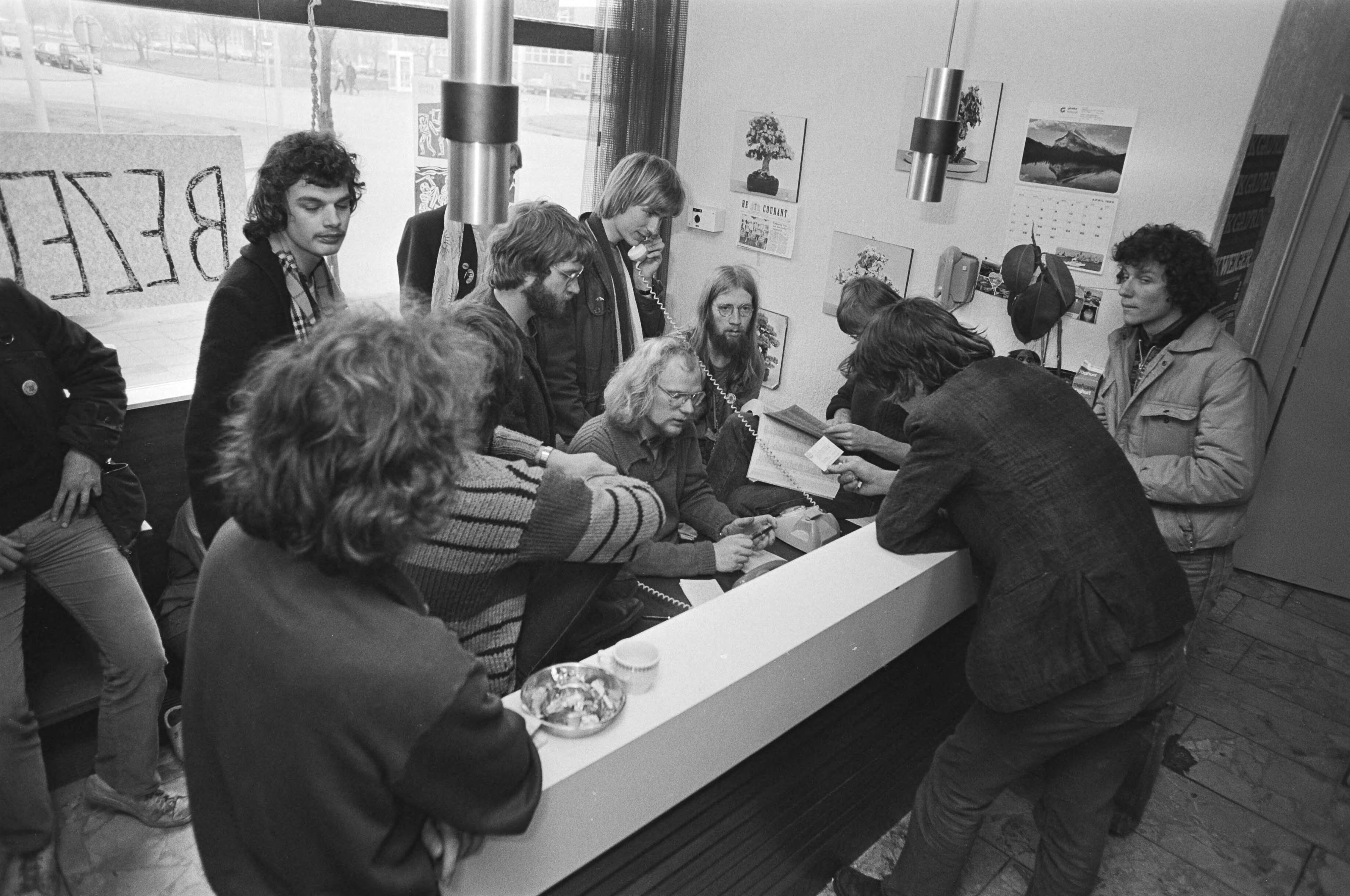 Fotocollectie Anefo — Bezetting Bureau Tewerkstelling Gewetensbezwaren militair dienst in Rijswijk uit protest tegen gevangen zetten van dienstweigeraar; — Foto: Croes, Rob C. / Anefo. Licentie: Set B: Rechtenvrij / Publiek Domein. Bron: Nationaal Archief. http://hdl.handle.net/10648/acdf1538-d0b4-102d-bcf8-003048976d84