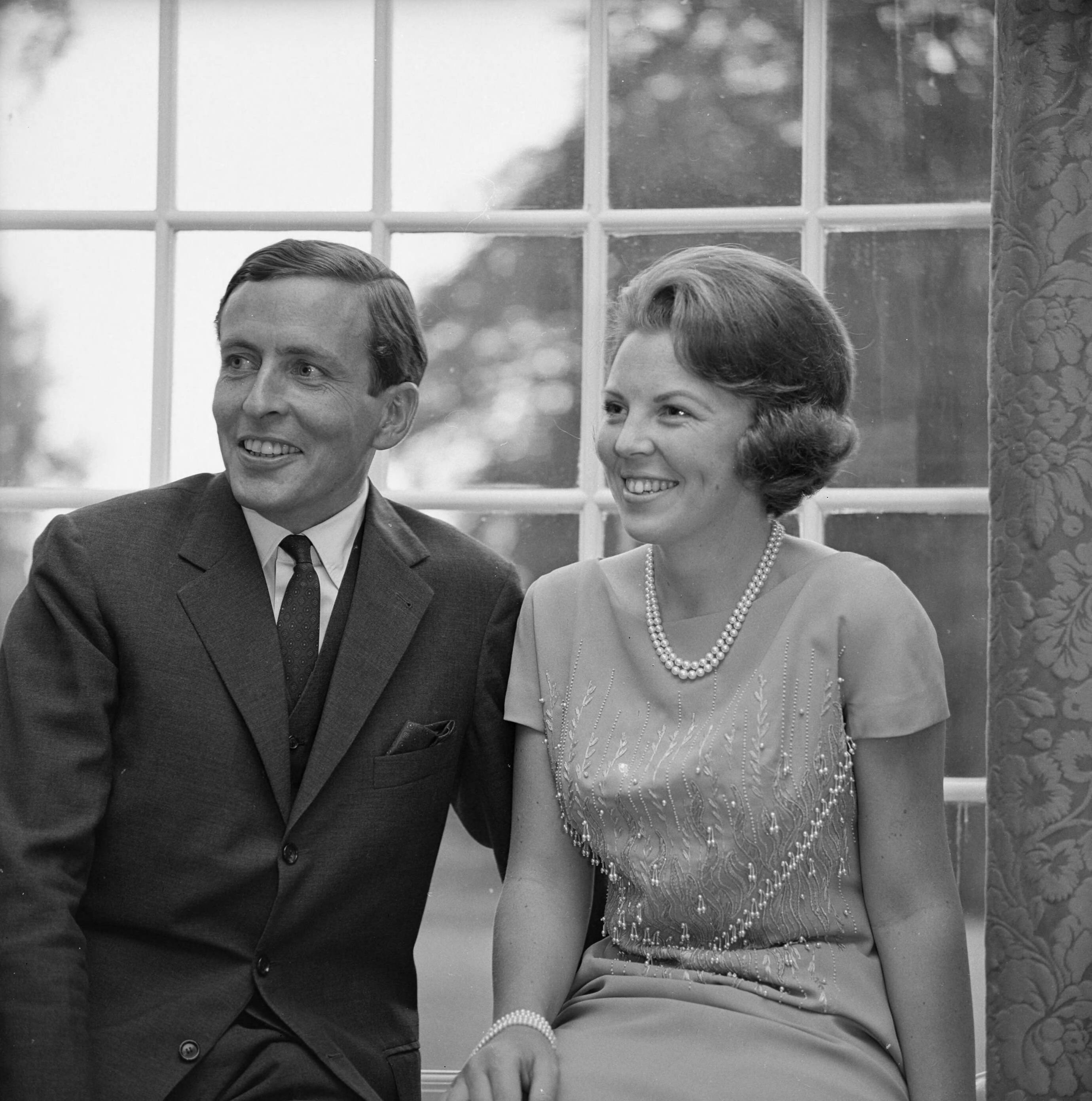 Fotocollectie RVD / Koninklijk Huis — Prinses Beatrix en Claus von Amsberg op Drakensteyn, enkele dagen voordat hun verloving op 28 juni 1965 officieel wordt aangekondigd — Foto: Koot, Max / RVD. Licentie: Set B: Rechtenvrij / Publiek Domein. Bron: Nationaal Archief. http://hdl.handle.net/10648/afbbc828-d0b4-102d-bcf8-003048976d84