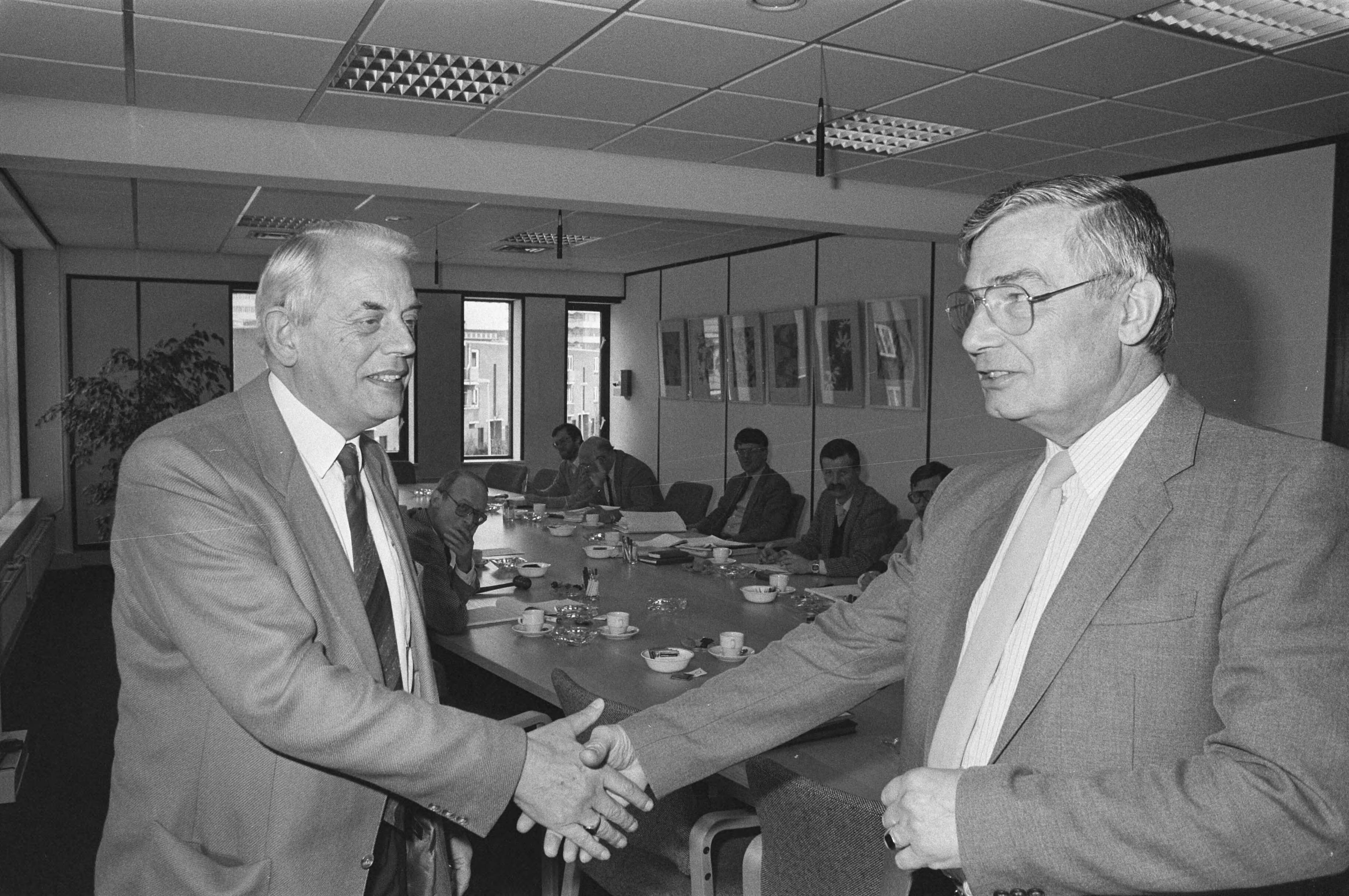 Fotocollectie Anefo — Onderhandelingen CAO-Grootmetaal in Den Haag ; FME voorzitter ter Hart (l) en FNV onderhandelaar D. Rijkse — Foto: Molendijk, Bart / Anefo. Licentie: Set B: Rechtenvrij / Publiek Domein. Bron: Nationaal Archief. http://hdl.handle.net/10648/ad521d08-d0b4-102d-bcf8-003048976d84