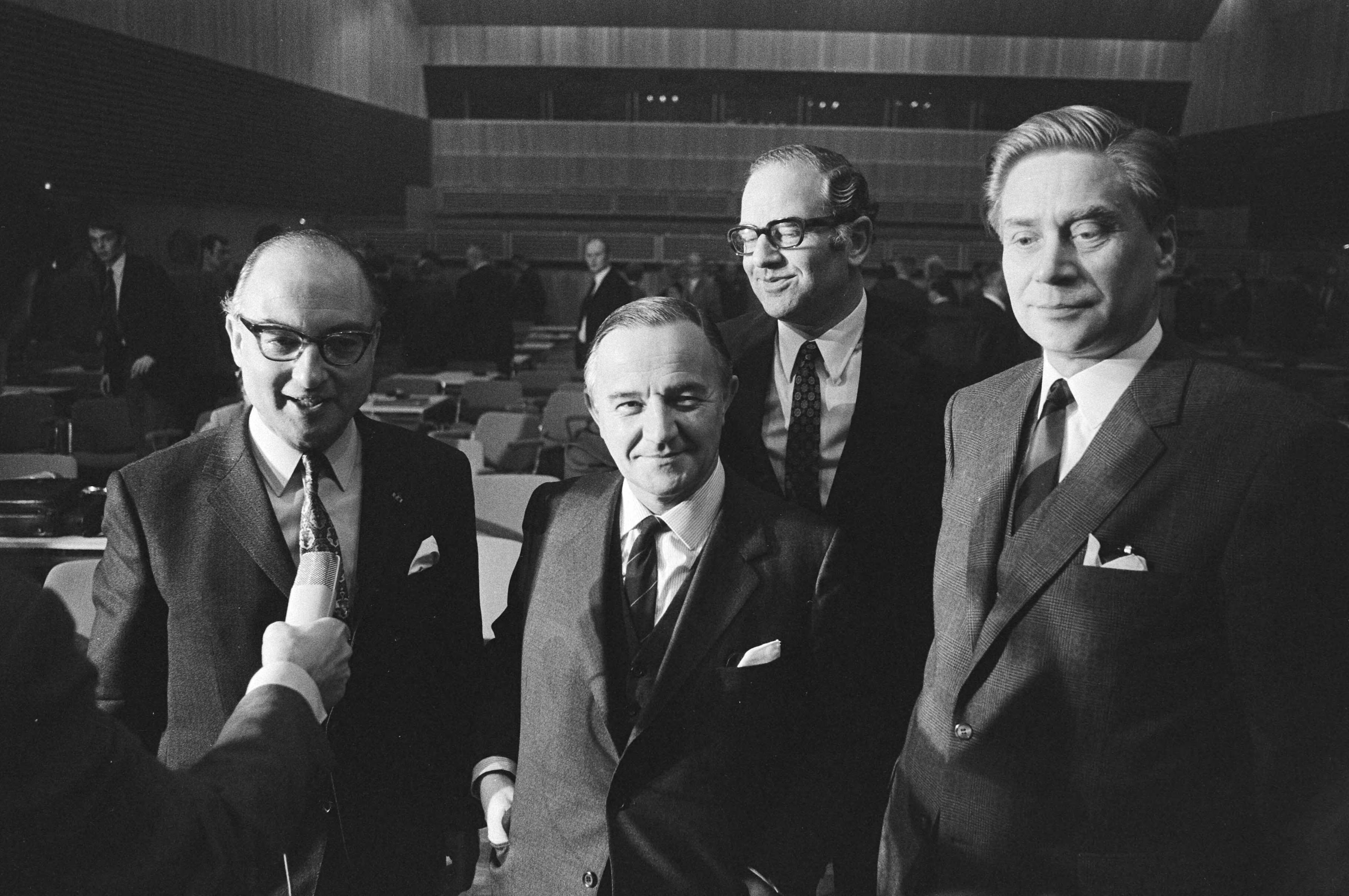 Fotocollectie Anefo — KVP-vergadering over gemeenschappelijk urgentieprogramma met CHU en ARP, Breda — Foto: Verhoeff, Bert / Anefo. Licentie: Set B: Rechtenvrij / Publiek Domein. Bron: Nationaal Archief. http://hdl.handle.net/10648/abacf7a2-d0b4-102d-bcf8-003048976d84