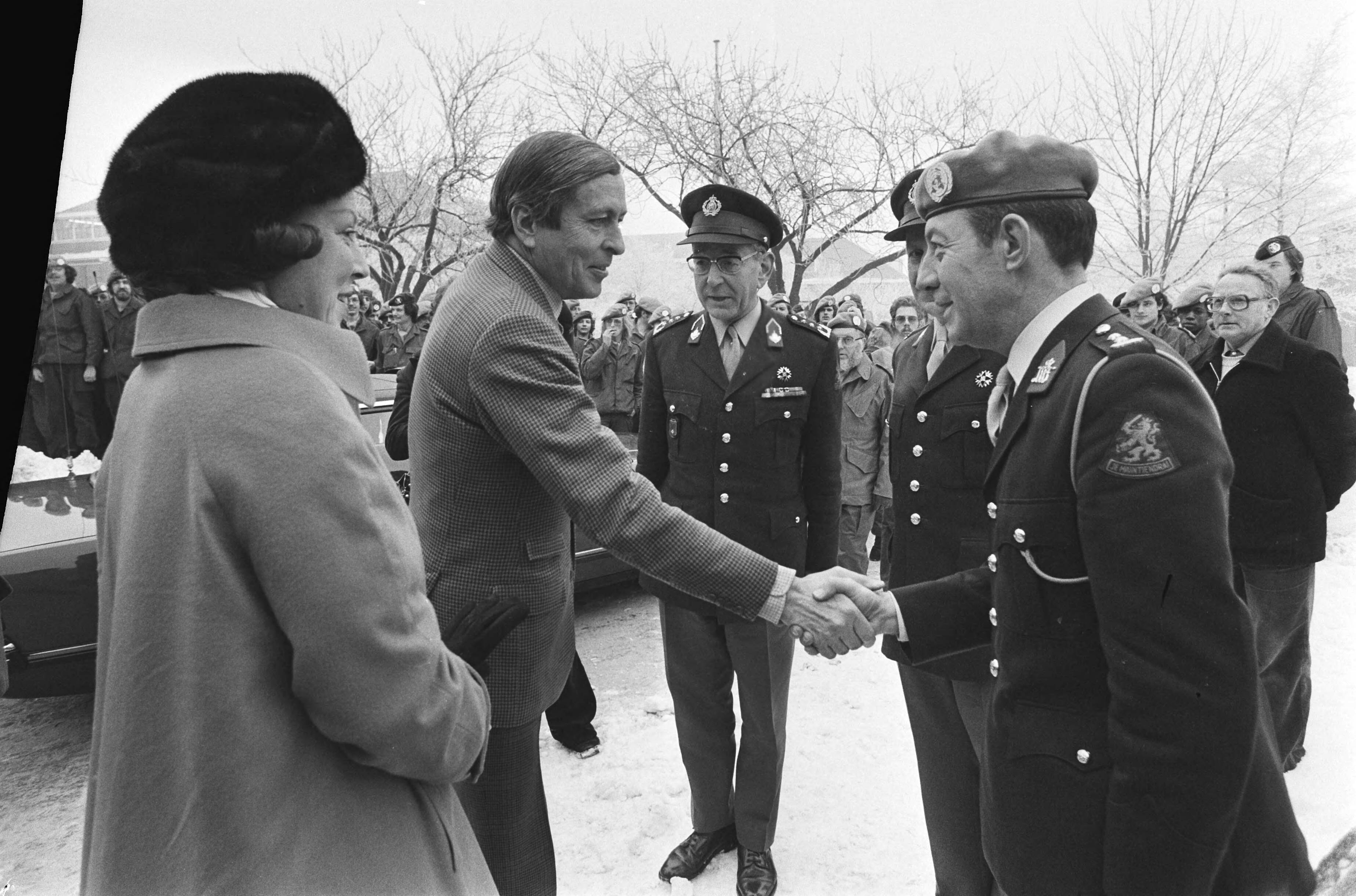 Prinses Beatrix en prins Claus bezoeken VN detachement voor Libanon in de Adolf van Nassau kazerne in Zuidlaren — Prinses Beatrix en prins Claus begroeten enige oficieren — Foto: Suyk, Koen / Anefo. Licentie: Set B: Rechtenvrij / Publiek Domein. Bron: Nationaal Archief. http://hdl.handle.net/10648/acc4cee4-d0b4-102d-bcf8-003048976d84