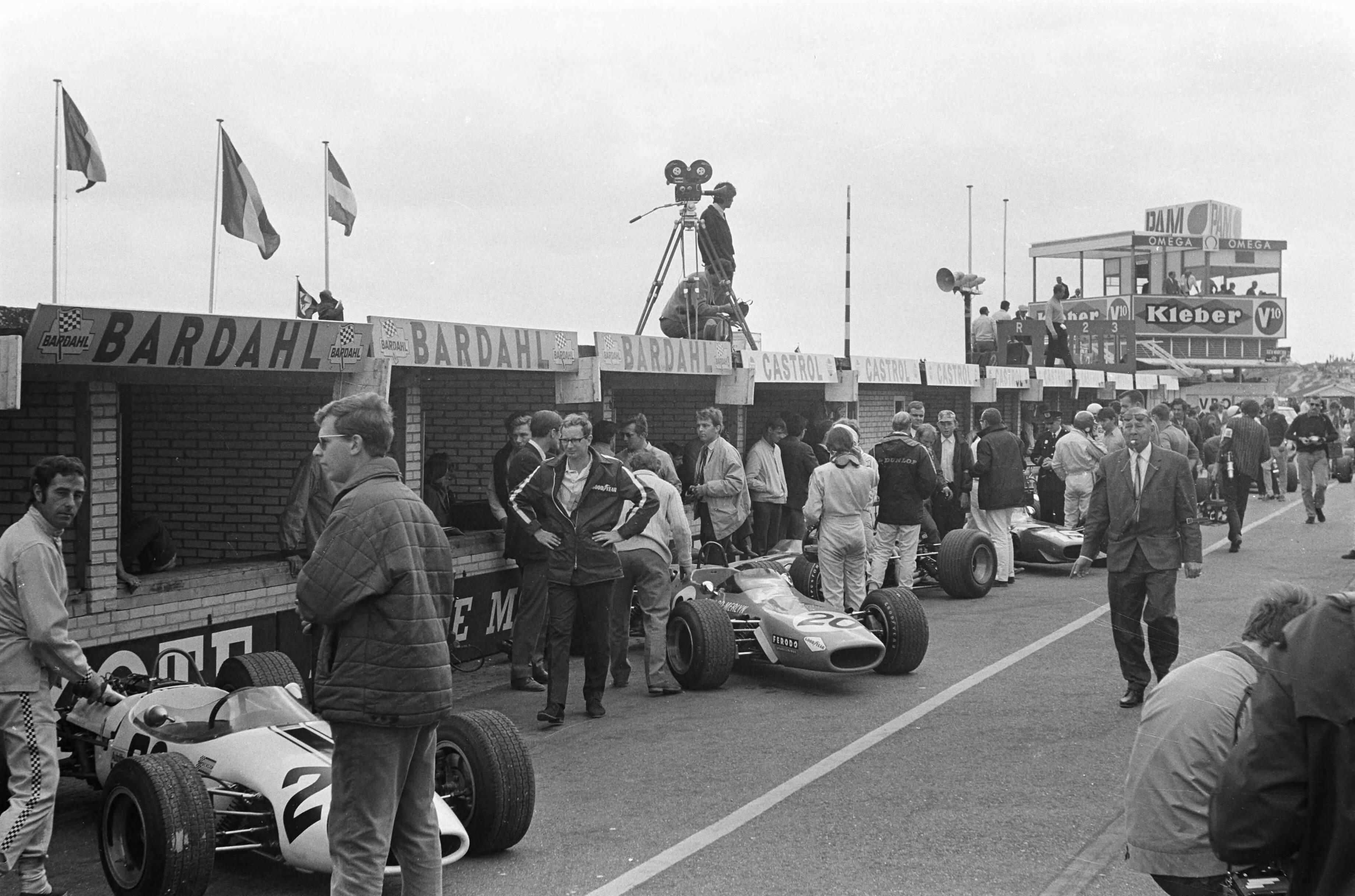 Autoraces in Zandvoort — De pitsstraat met racewagens, bewonderd door publiek — Foto: Fotograaf Onbekend / Anefo. Licentie: Set B: Rechtenvrij / Publiek Domein. Bron: Nationaal Archief. http://hdl.handle.net/10648/ab48e3f2-d0b4-102d-bcf8-003048976d84