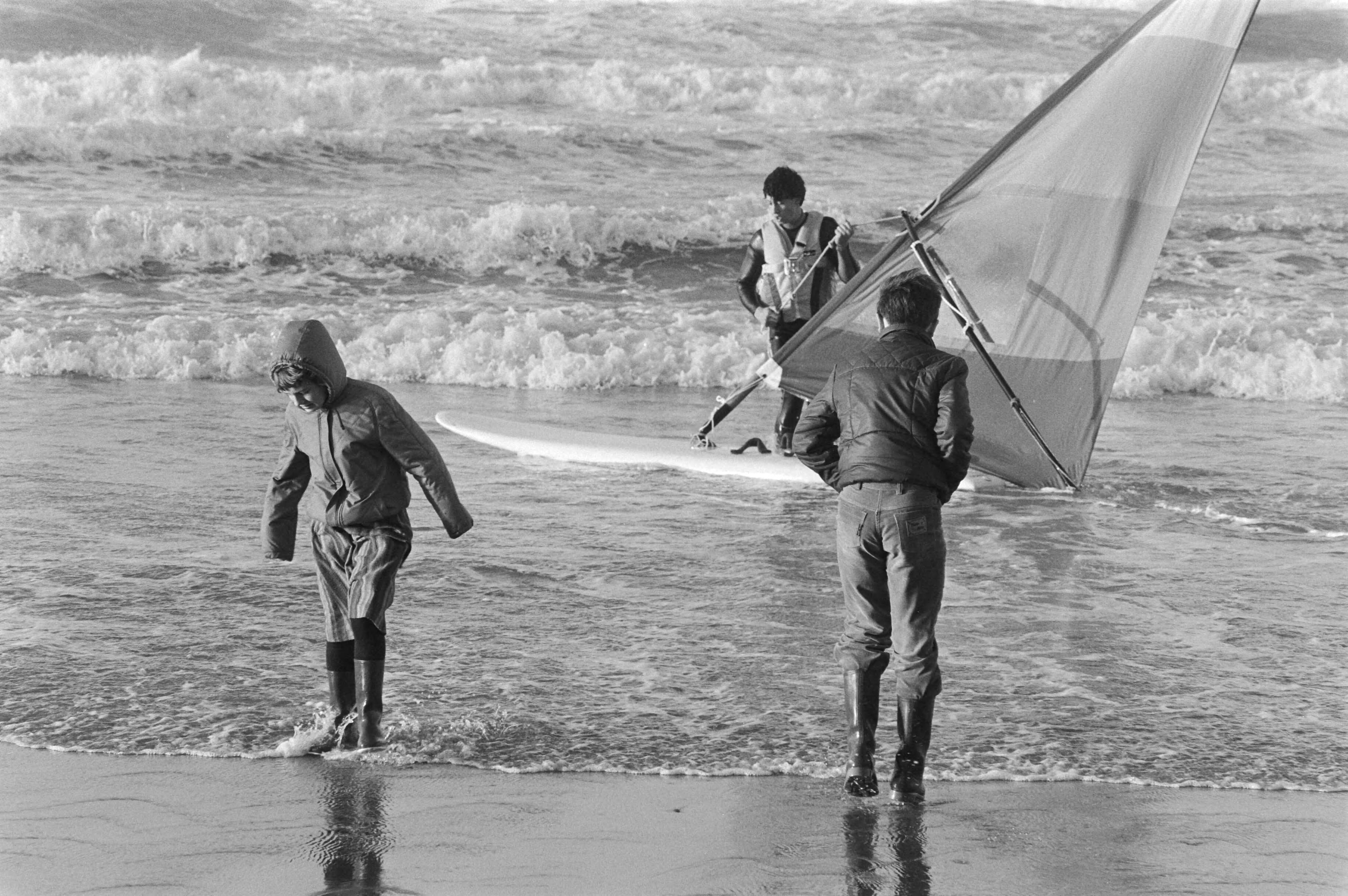 Fotocollectie Anefo — Ondanks de harde tot stormachtige wind waren er nog vrij veel wandelaars op de boulevard van Scheveningen — Foto: Antonisse, Marcel / Anefo. Licentie: Set B: Rechtenvrij / Publiek Domein. Bron: Nationaal Archief. http://hdl.handle.net/10648/acf177be-d0b4-102d-bcf8-003048976d84