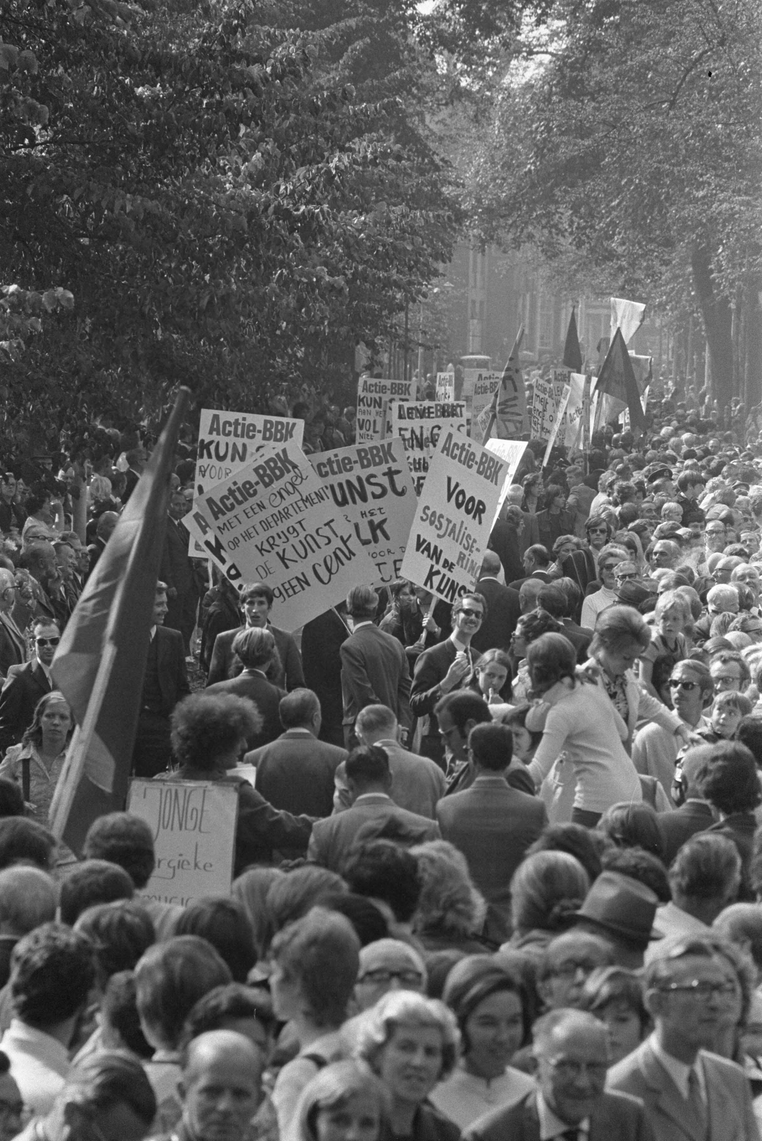 Fotocollectie Anefo — BBK ( Beroepsvereniging Beeldende Kunstenaars ), leden met protestborden langs route Gouden Koets , Den Haag — Foto: Verhoeff, Bert / Anefo. Licentie: Set B: Rechtenvrij / Publiek Domein. Bron: Nationaal Archief. http://hdl.handle.net/10648/abcfb350-d0b4-102d-bcf8-003048976d84