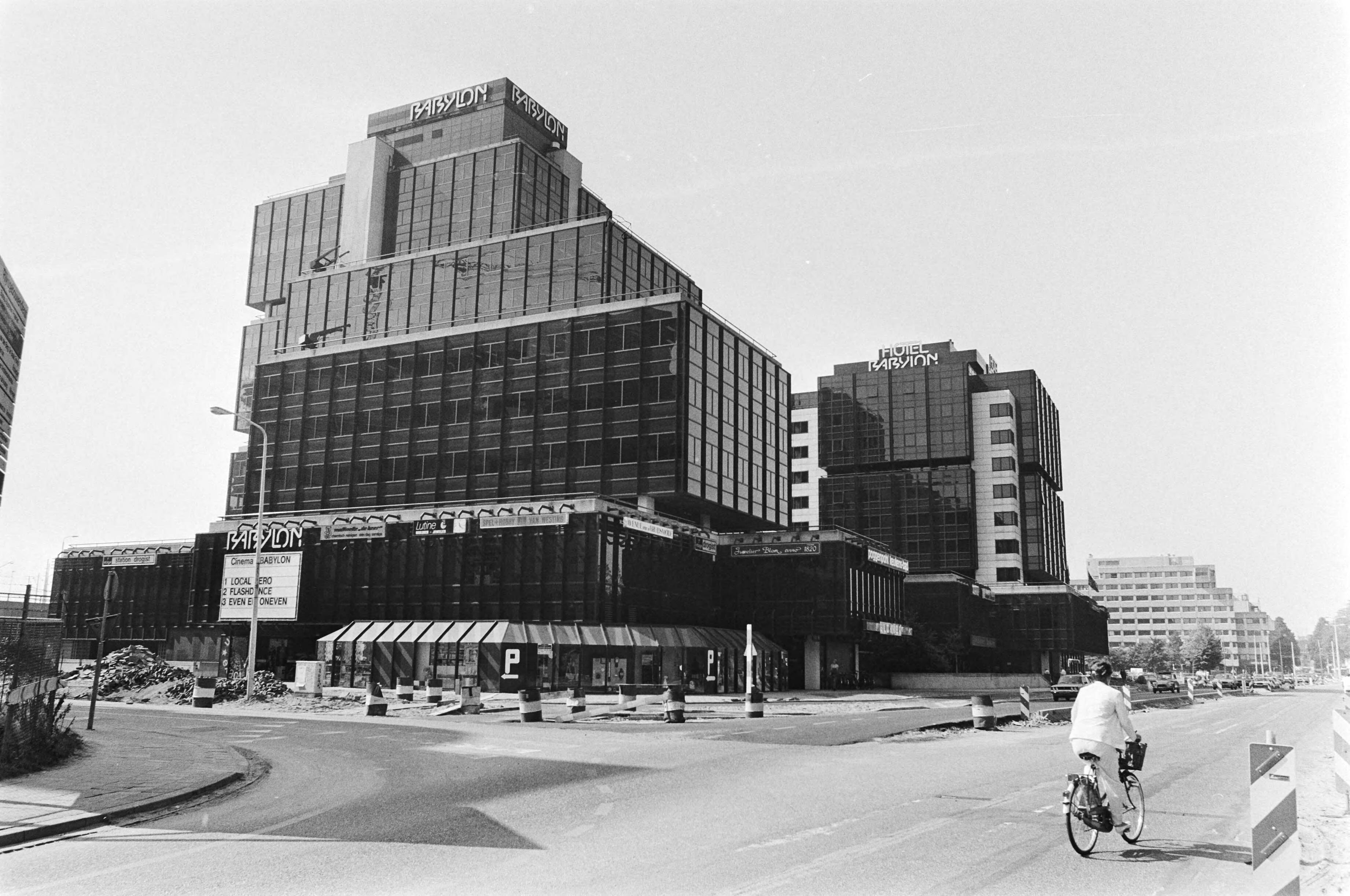 Winkel-, kantoor- en hotelcomplex Babylon bij het Centraal Station in Den Haag — Den Haag|Zuid-Holland|gebouwen |winkelcentra |architectuur |kantoren |hotels|Babylon — Foto: Croes, Rob C. / Anefo. Licentie: Set B: Rechtenvrij / Publiek Domein. Bron: Nationaal Archief. http://hdl.handle.net/10648/ad2c884a-d0b4-102d-bcf8-003048976d84