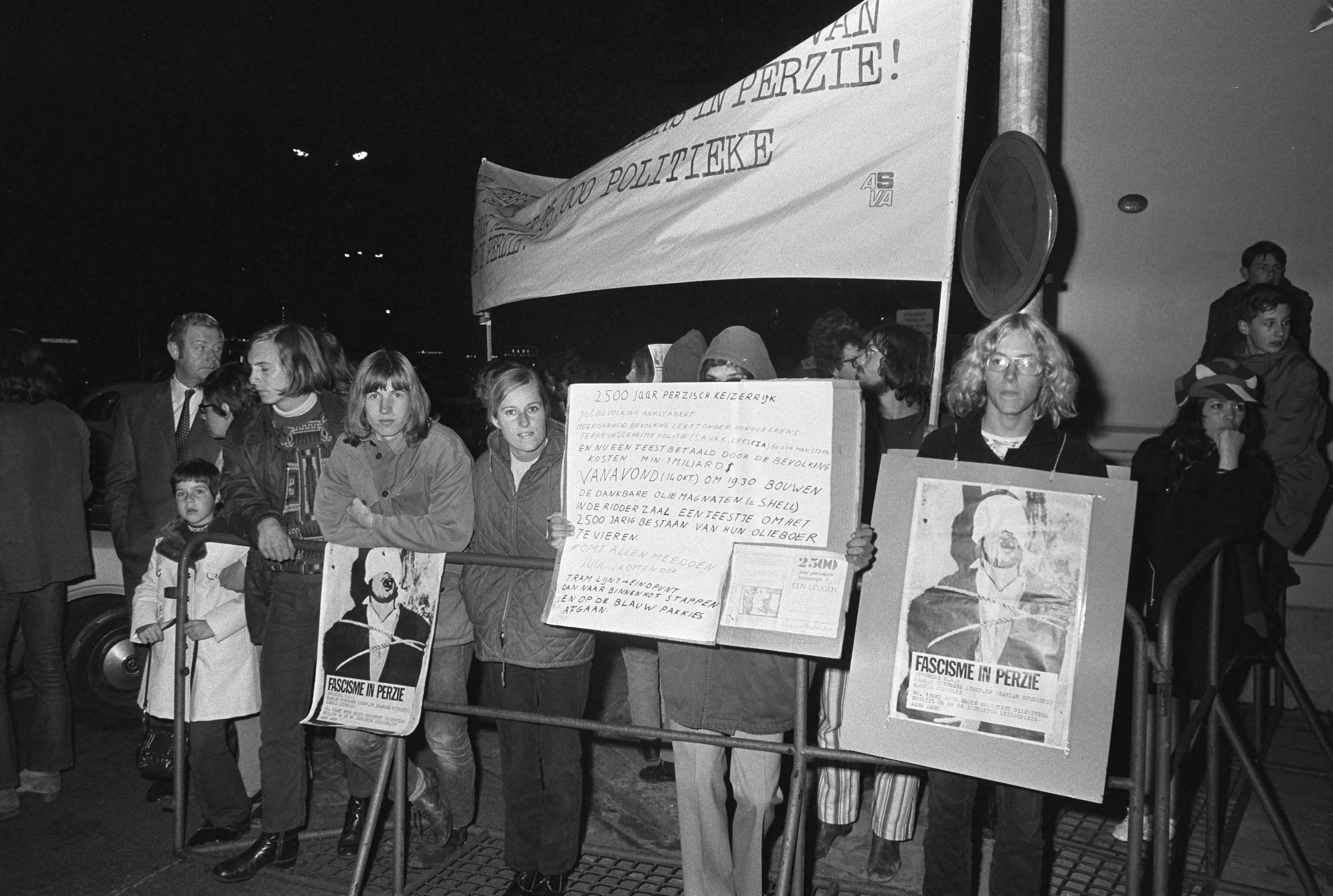 Fotocollectie Anefo — Herdenkingsbijeenkomst 2500 jaar Perzie in Ridderzaal, Den Haag , demonstranten — Foto: Verhoeff, Bert / Anefo. Licentie: Set B: Rechtenvrij / Publiek Domein. Bron: Nationaal Archief. http://hdl.handle.net/10648/abd351fe-d0b4-102d-bcf8-003048976d84
