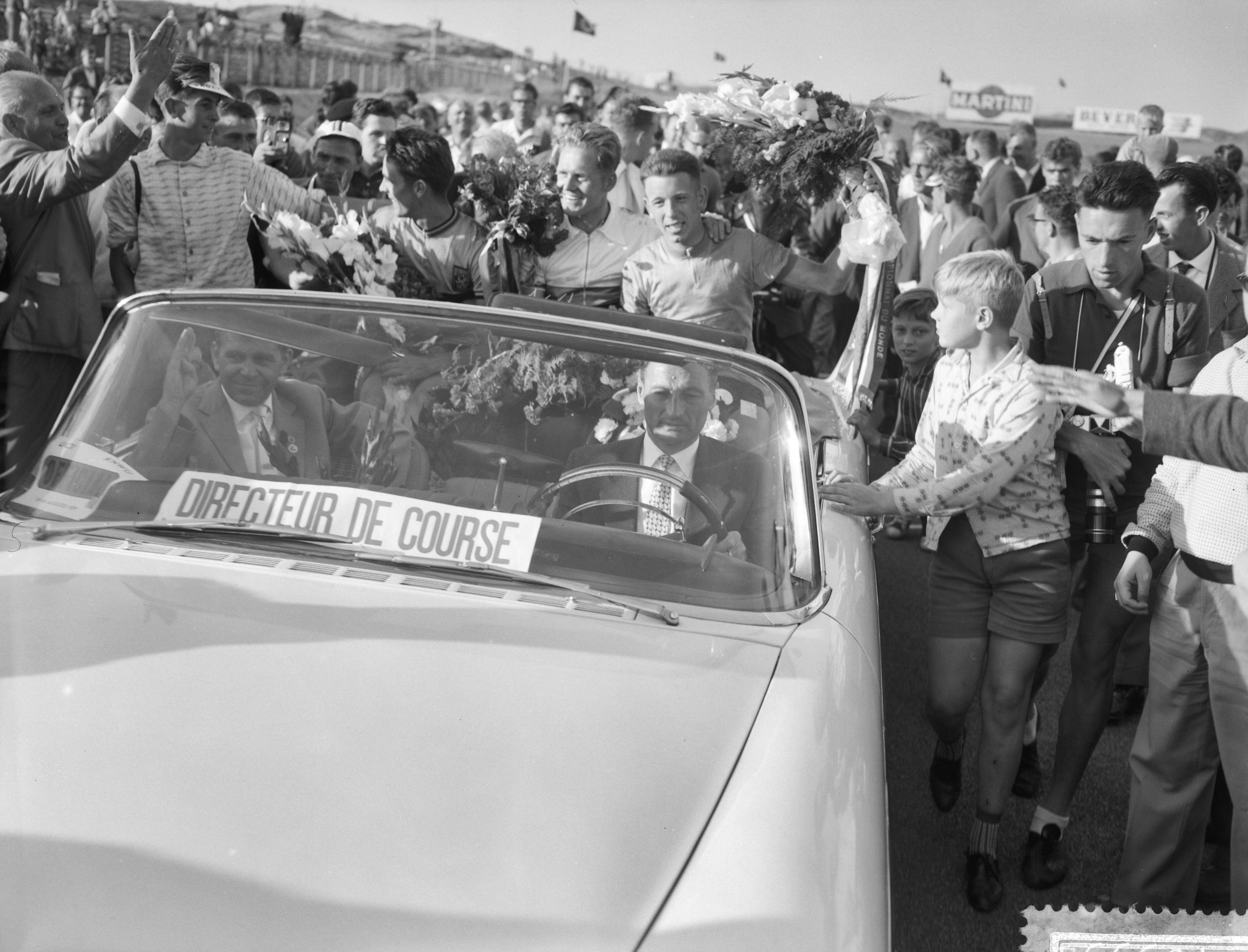 Fotocollectie Anefo — Wereldkampioenschappen wielrennen amateurs op de weg te Zandvoort. Rondrit in open auto. Vlnr. Constant Goossens (België, 1e), Gustav-Adolf Schur (DDR, 1e) en Bas Maliepaard (2e) — Foto: Rossem, Wim van / Anefo. Licentie: Set B: Rechtenvrij / Publiek Domein. Bron: Nationaal Archief. http://hdl.handle.net/10648/a99b3136-d0b4-102d-bcf8-003048976d84