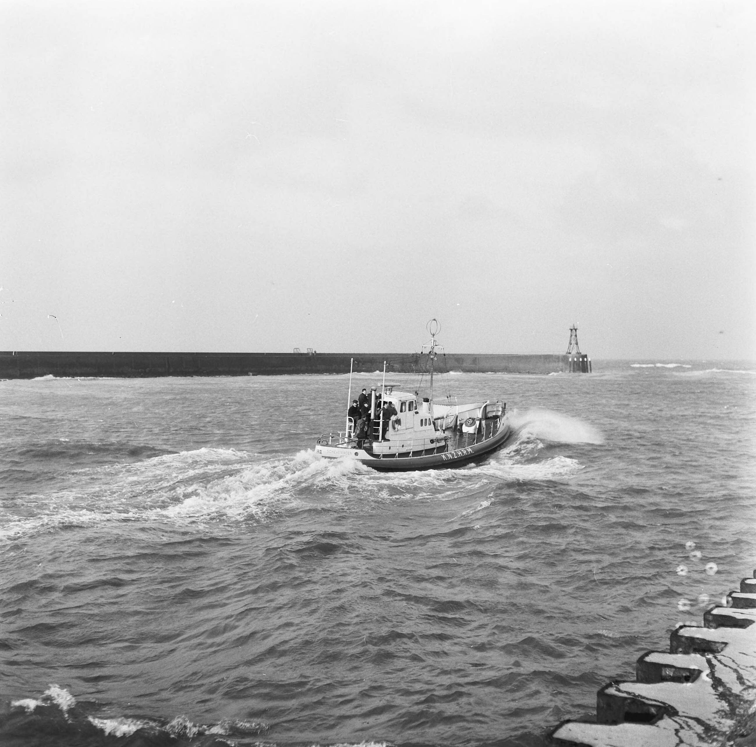 Fotocollectie Anefo — Proeftocht van de "Bernard van Leer," de nieuwe reddingsboot van de K.Z.H.M.R.S.; de reddingsboot varend bij Scheveningen — Foto: Voets, Jan / Anefo. Licentie: Set B: Rechtenvrij / Publiek Domein. Bron: Nationaal Archief. http://hdl.handle.net/10648/aad12876-d0b4-102d-bcf8-003048976d84