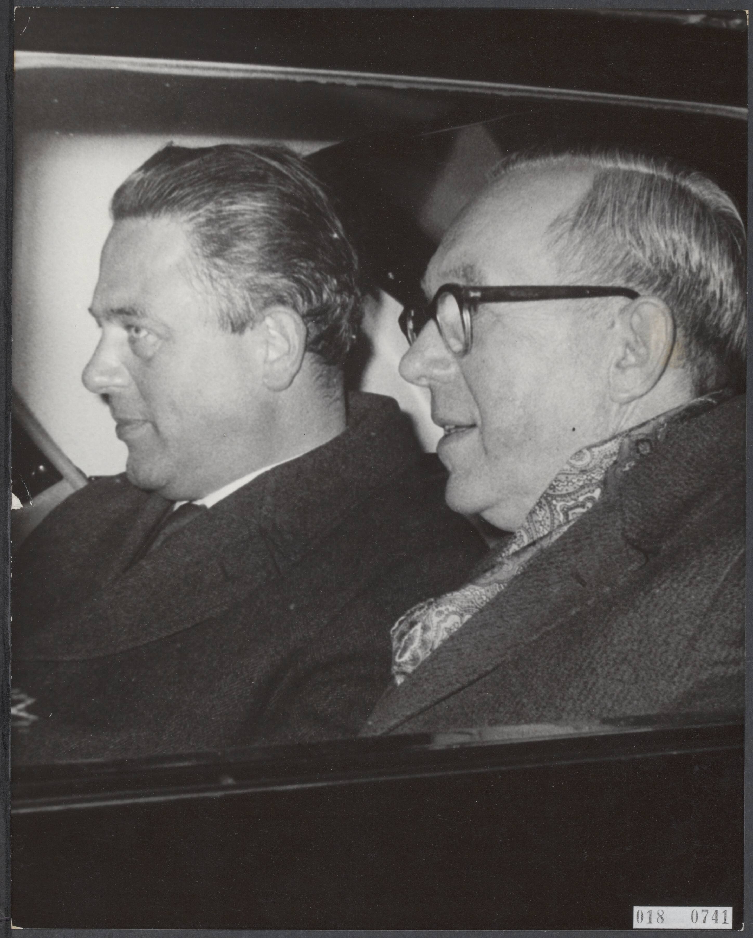 Fotocollectie Elsevier Binnenland — Conferentie op paleis Soestdijk. Vanaf 10.30 tot 18.30 zijn er op paleis Soestdijk besprekingen gevoerd tussen het Koninklijk paar en de minister-president V.G.M. Marijnen. Marijnen vergezeld van dr. J. Lammers, directeur van de RVD, die het in deze dagen zeer moeilijk heeft aangaande de voorlichting aan de pers. — Foto: Bilsen, Joop van / Anefo. Licentie: Set B: Rechtenvrij / Publiek Domein. Bron: Nationaal Archief. http://hdl.handle.net/10648/adc332e0-d0b4-102d-bcf8-003048976d84