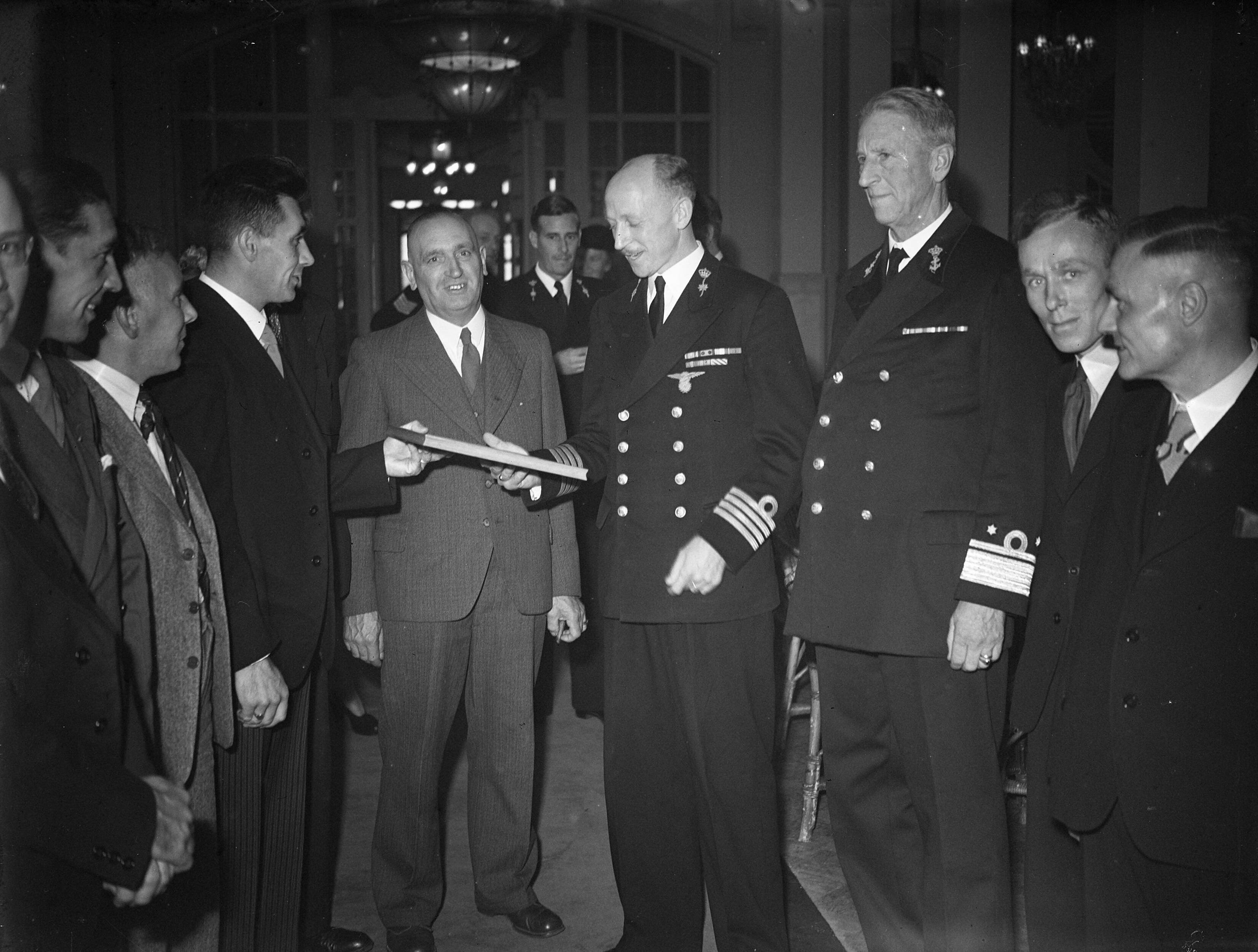 Fotocollectie Anefo — Herdenking 30-jarig bestaan MLD (Marine Luchtvaartdienst) in de Grote Kerk te Den Haag — Foto: Noske, J.D. / Anefo. Licentie: Set B: Rechtenvrij / Publiek Domein. Bron: Nationaal Archief. http://hdl.handle.net/10648/a8adcb30-d0b4-102d-bcf8-003048976d84