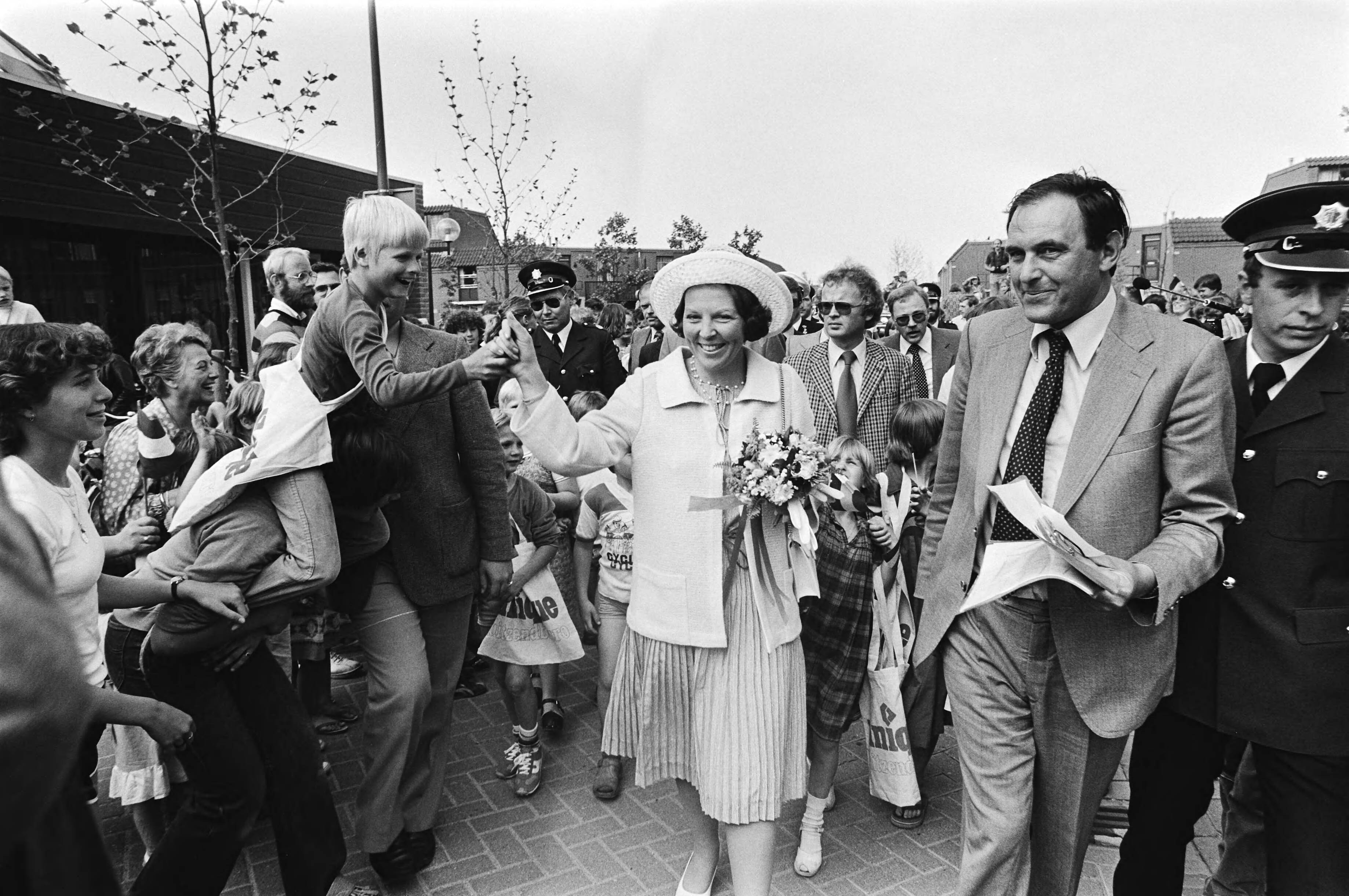 Fotocollectie Anefo — Koningin Beatrix bezoekt Almere; Hare Majesteit temidden van enthousiaste menigte — Foto: Croes, Rob C. / Anefo. Licentie: Set B: Rechtenvrij / Publiek Domein. Bron: Nationaal Archief. http://hdl.handle.net/10648/ace26814-d0b4-102d-bcf8-003048976d84